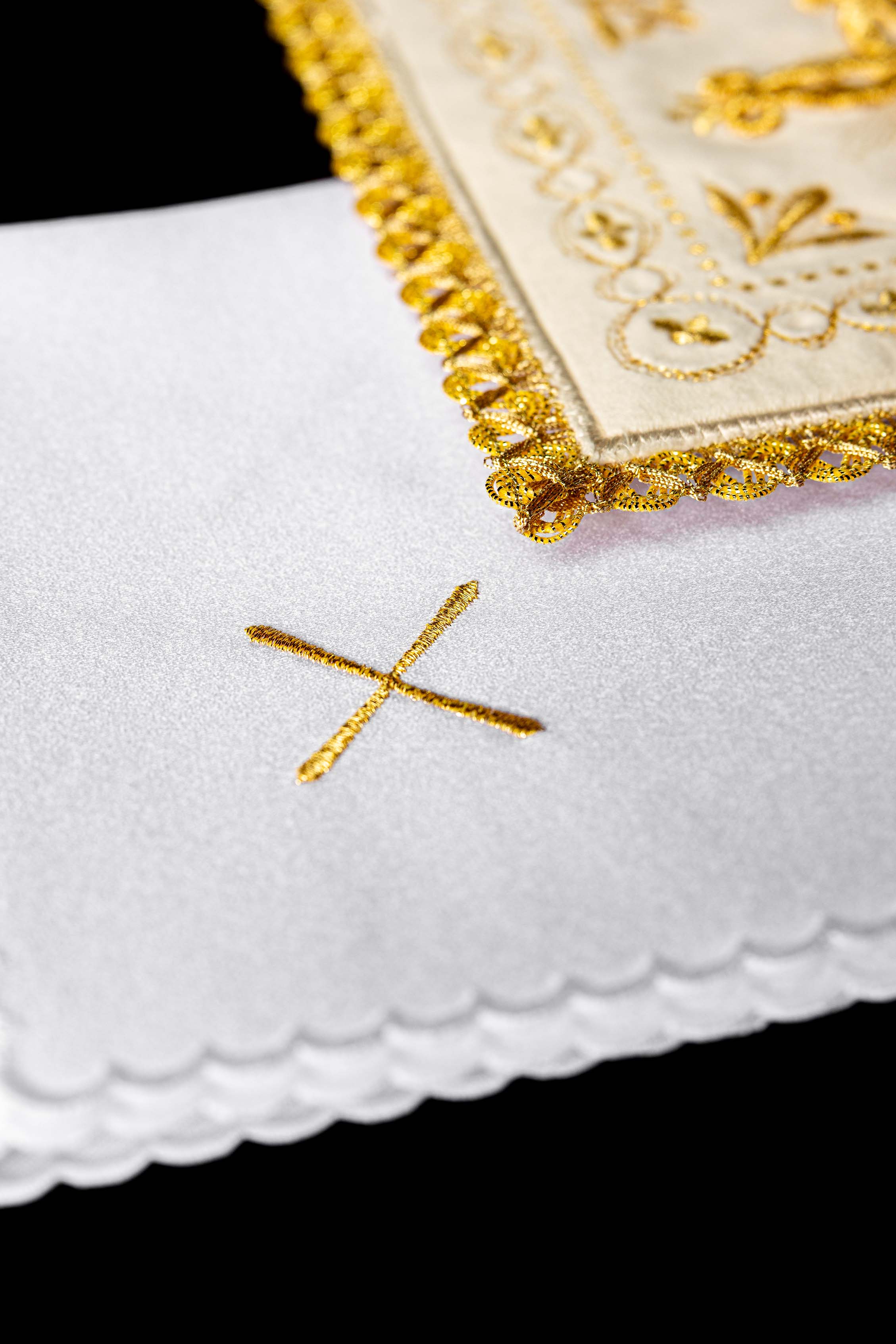 Bielizna kielichowa aksamitna Ecru z motywem krzyża