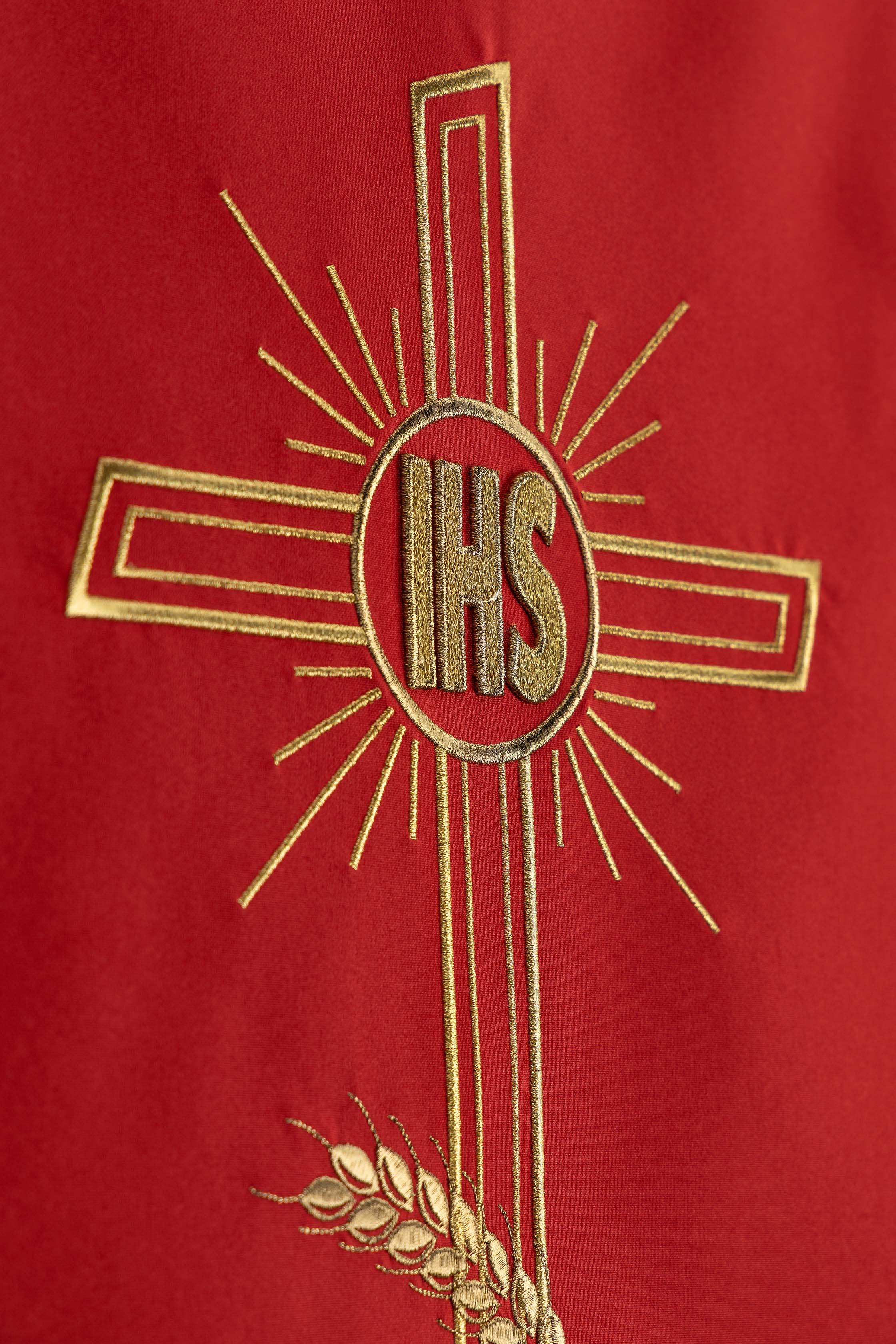 Crveni stolnjak za lektorij s vezom motiv križa i IHS