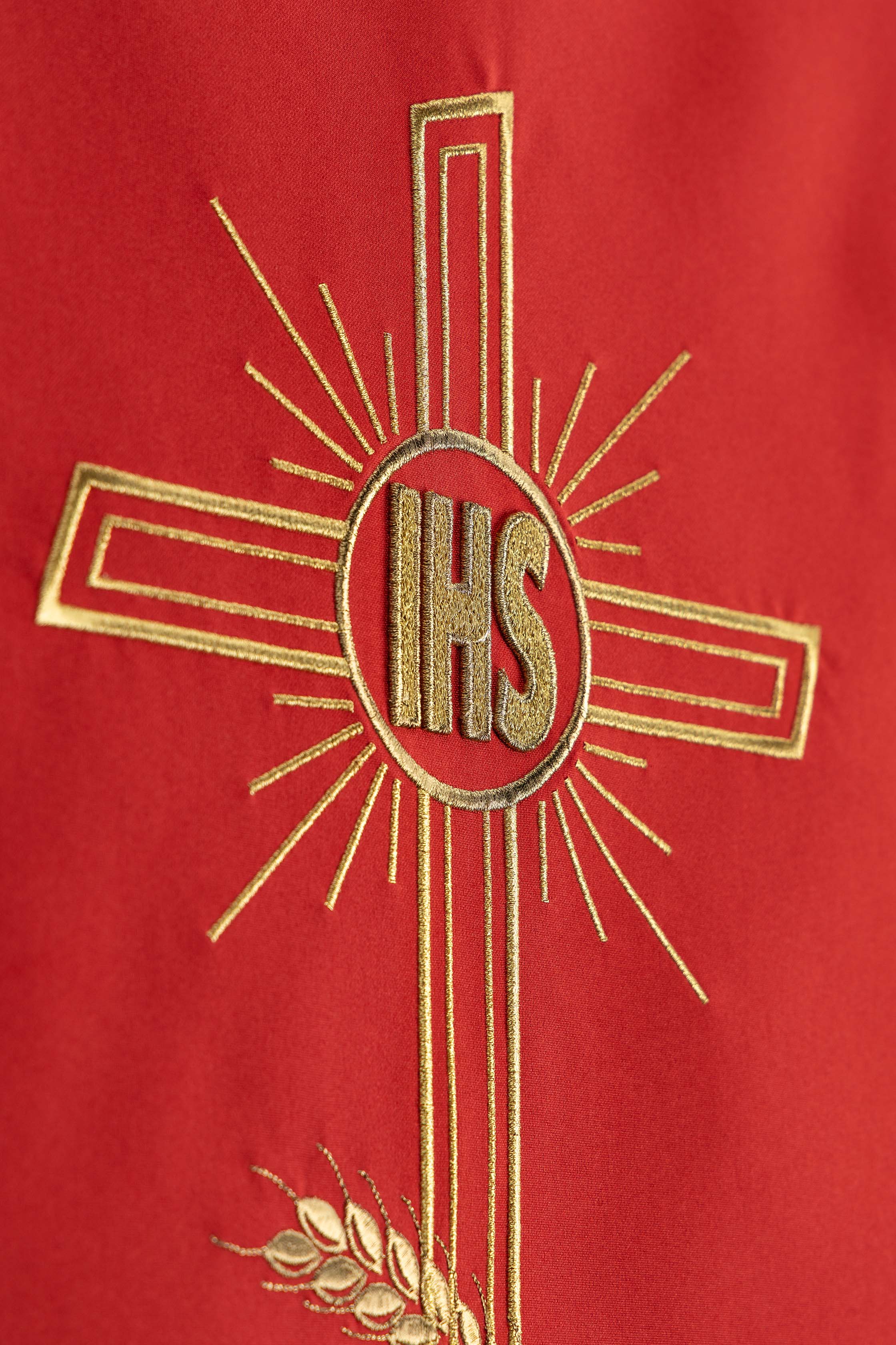 Crveni stolnjak za lektorij s vezom motiv križa i IHS