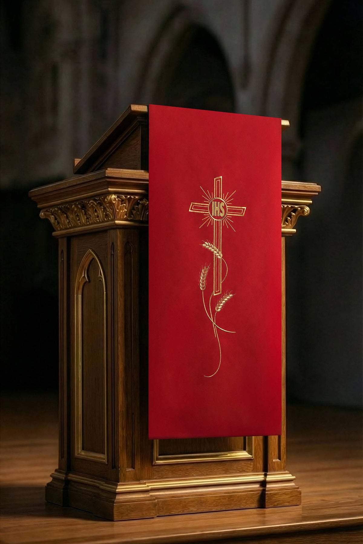 Crveni stolnjak za lektorij s vezom motiv križa i IHS