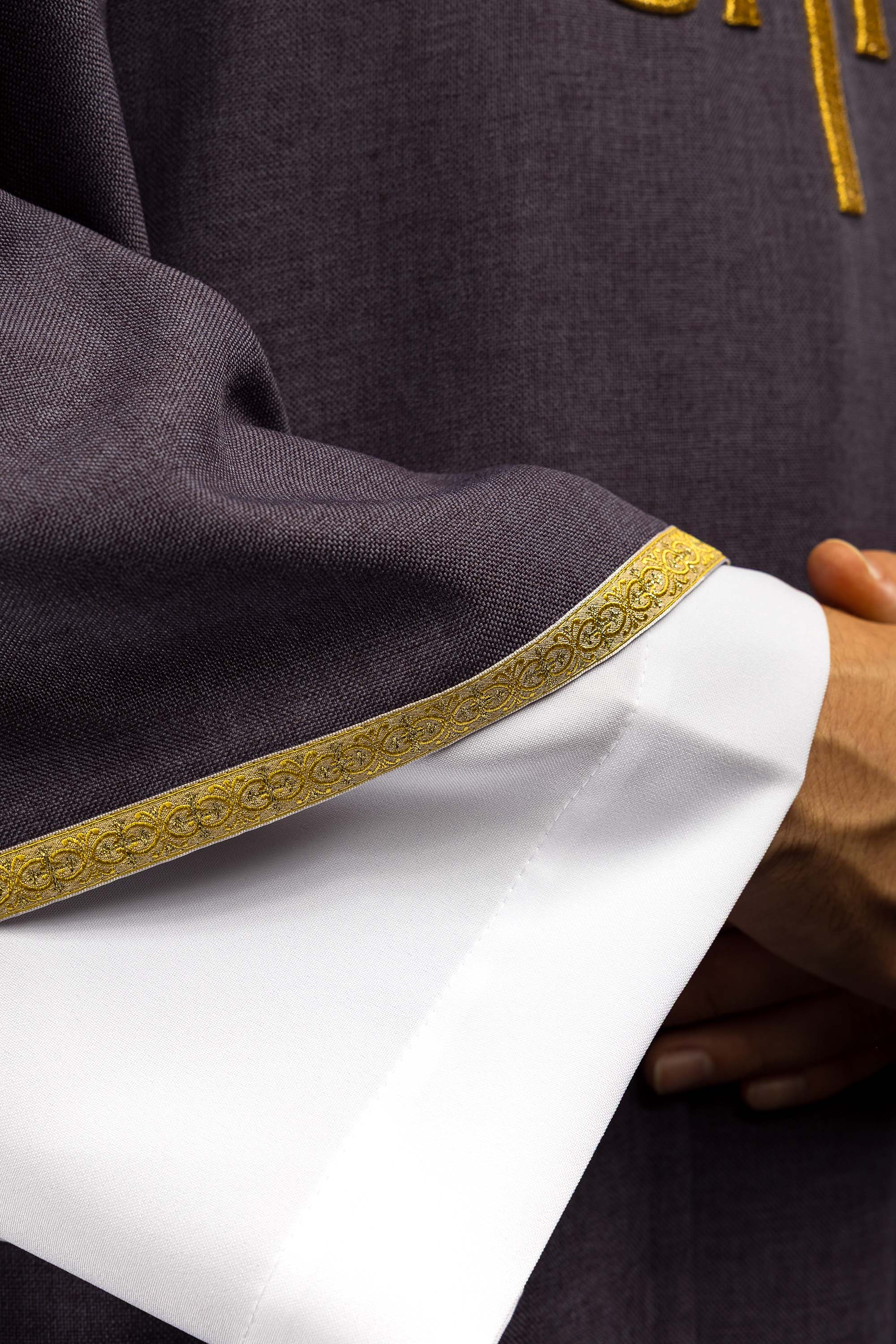 Zeleni liturgijski ornati sa zlatnim vezom IHS