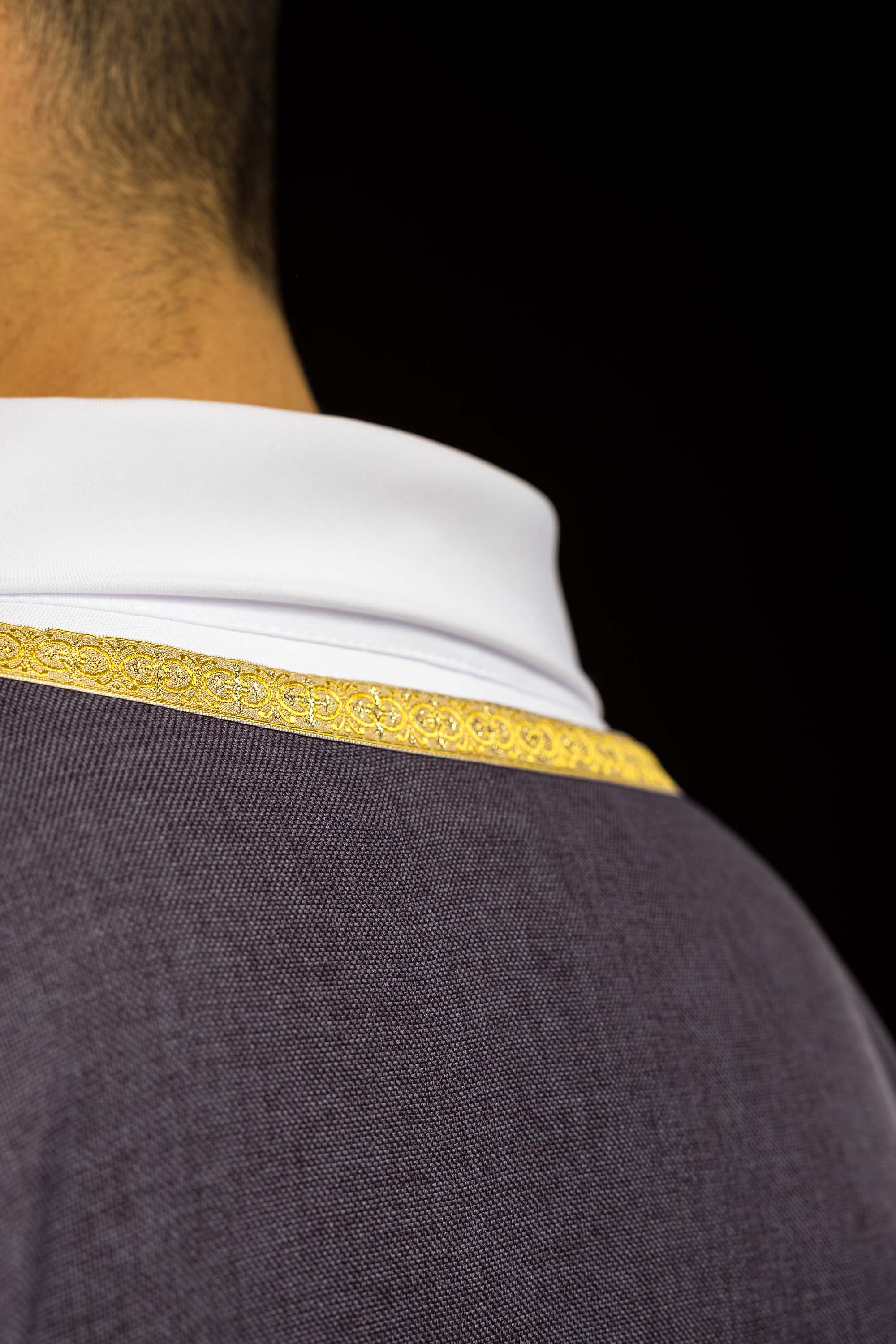 Zeleni liturgijski ornati sa zlatnim vezom IHS