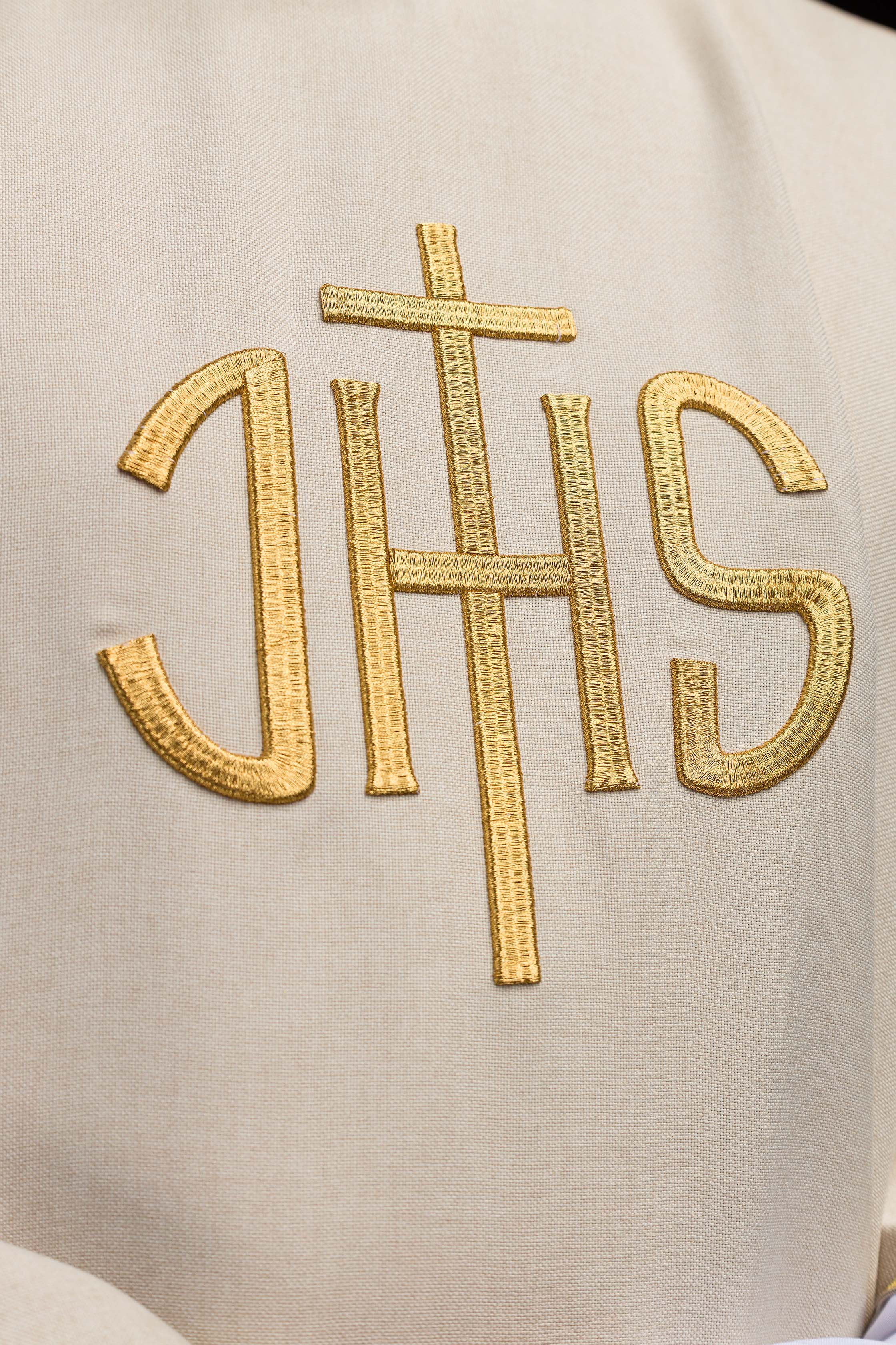 Zeleni liturgijski ornati sa zlatnim vezom IHS