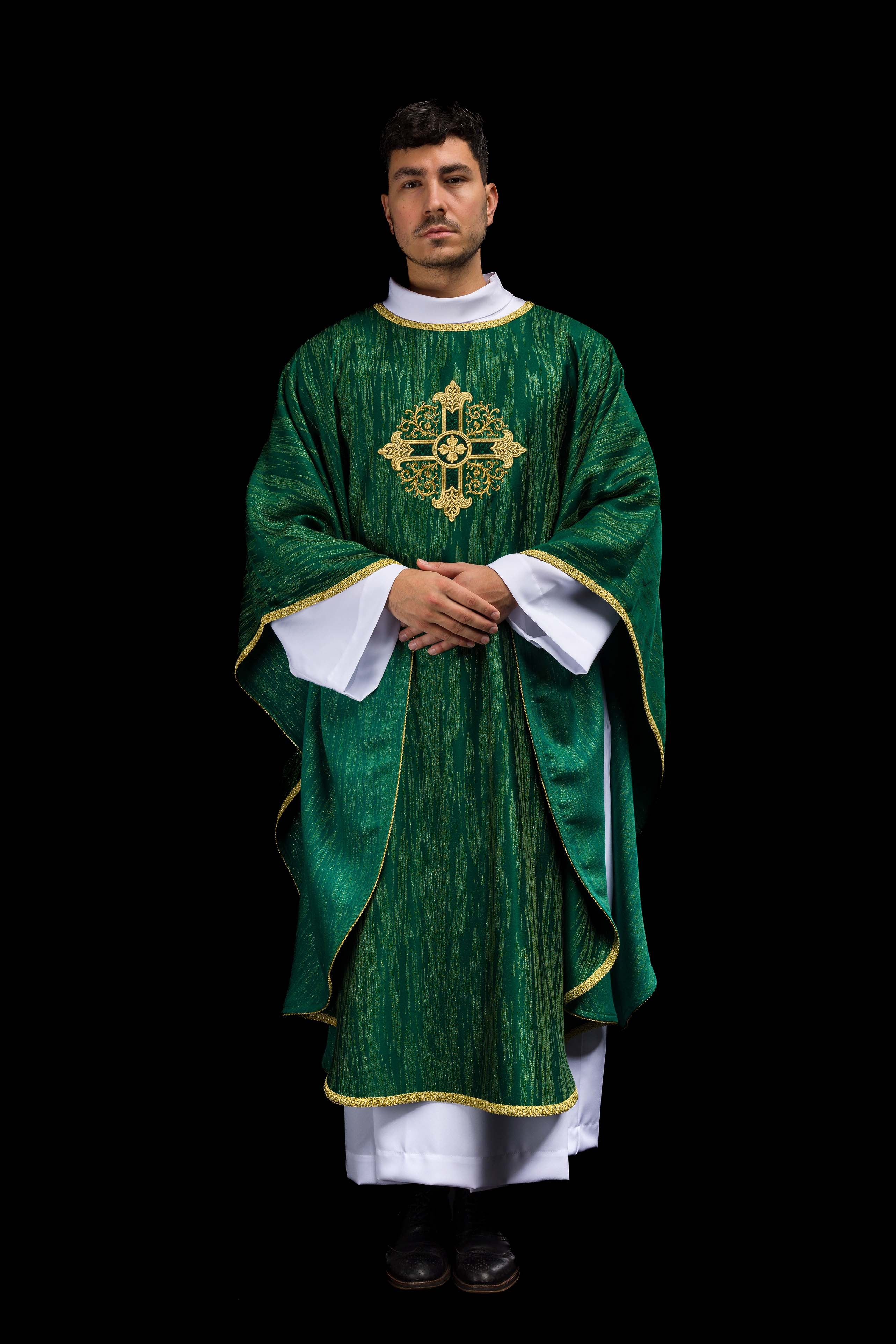 Zeleni ornati s izvezenim motivom križa na ukrasnoj tkanini