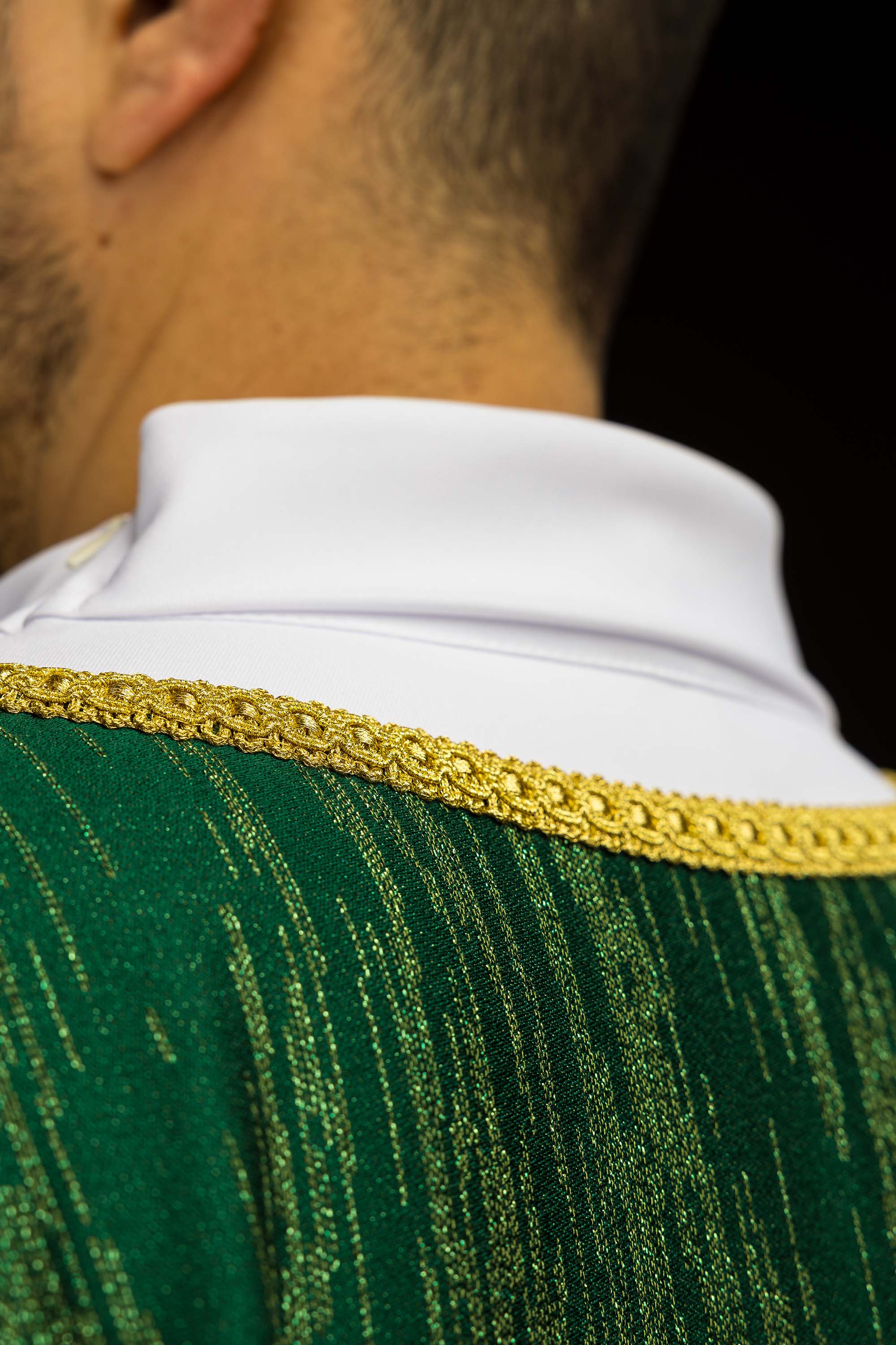 Zeleni ornati s izvezenim motivom križa na ukrasnoj tkanini