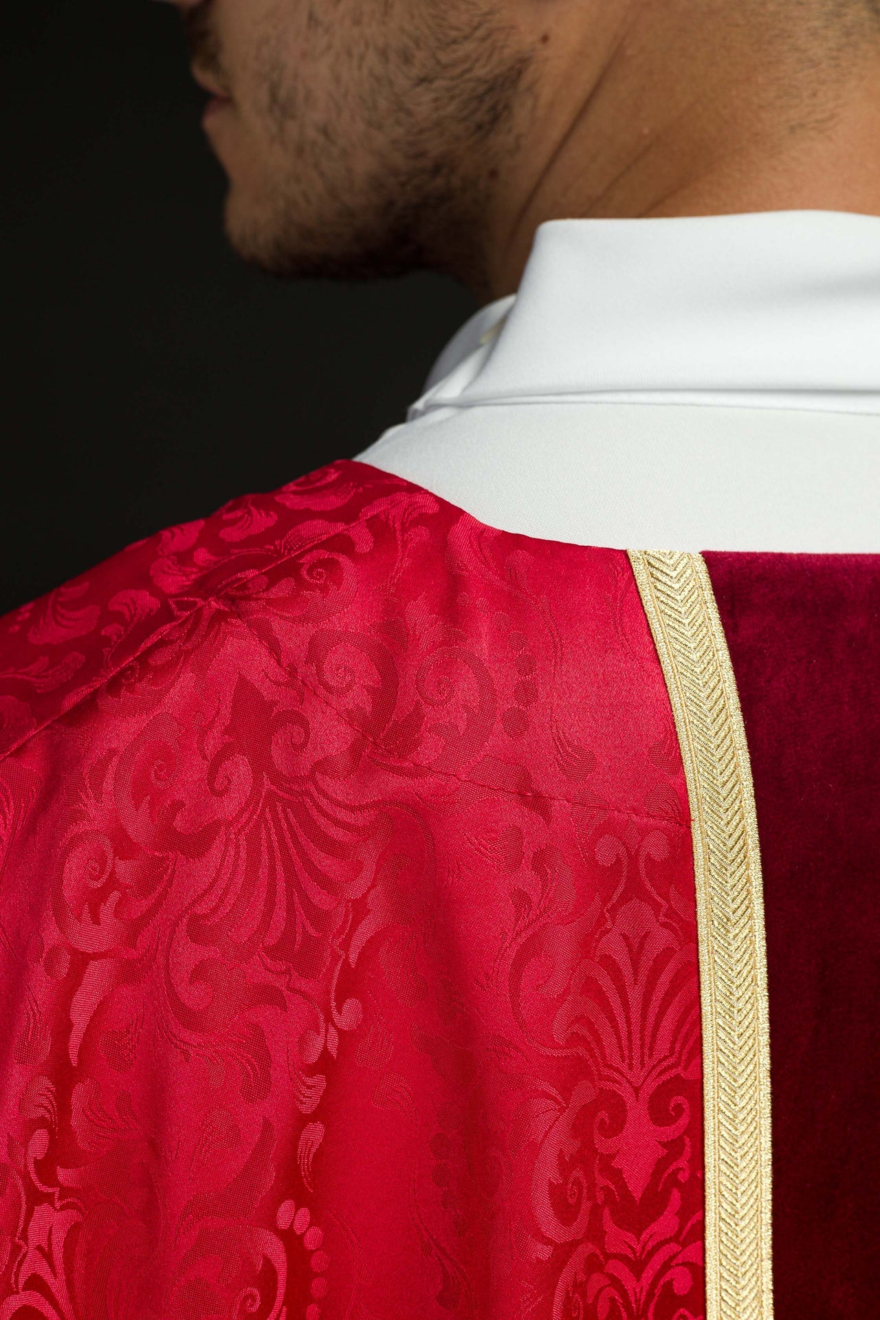 Ornat liturgiczny czerwony z pasem i haftem krzyża na tkaninie żakardowej - ORNATY.PL
