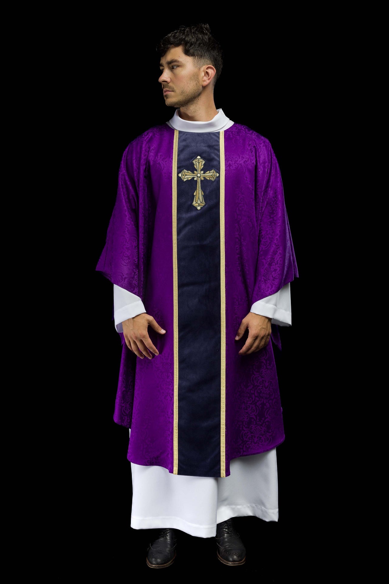 Ornat liturgiczny fioletowy z pasem i haftem krzyża na tkaninie żakardowej - ORNATY.PL