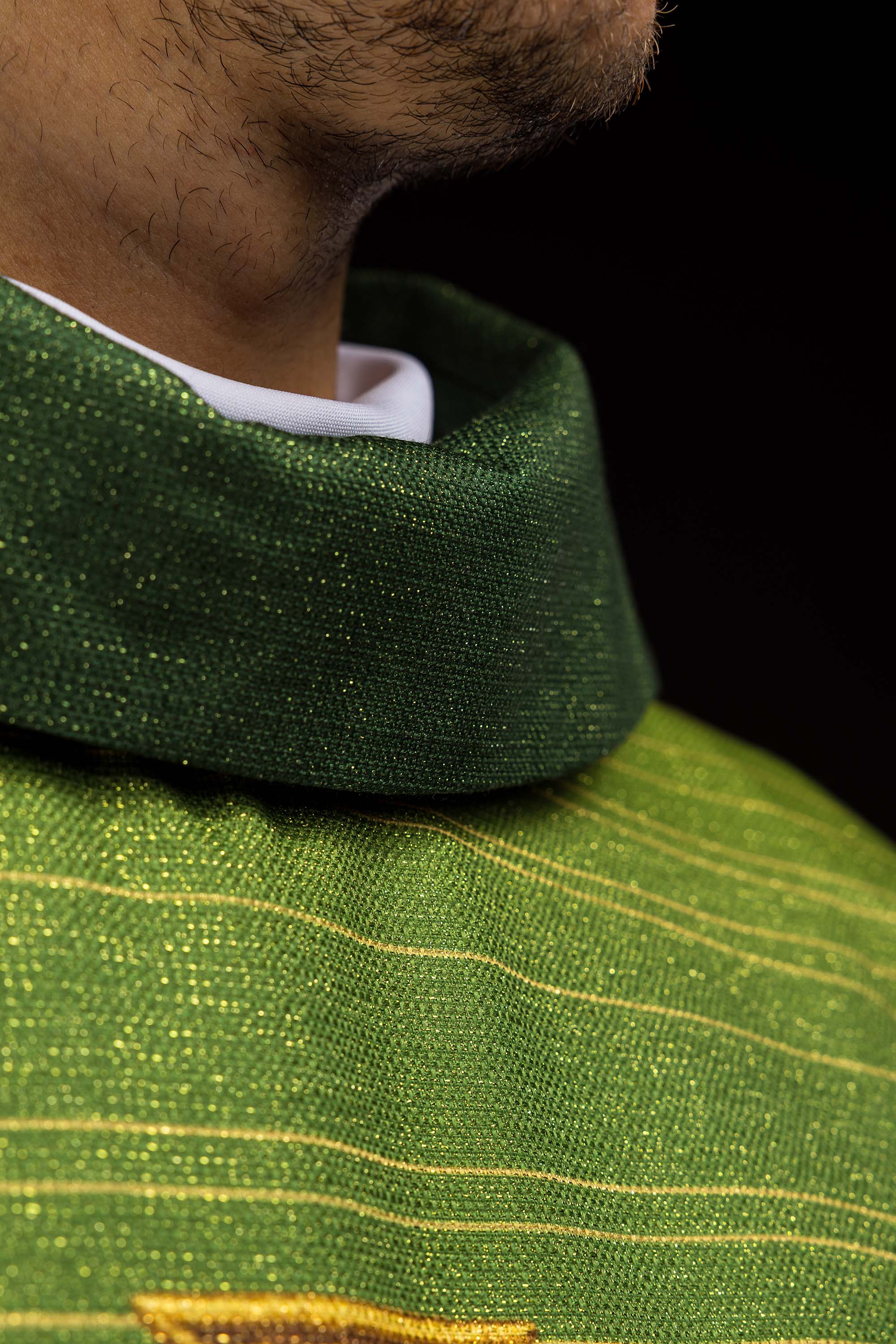 Crveni ornati s žakardnim pojasom u križeve