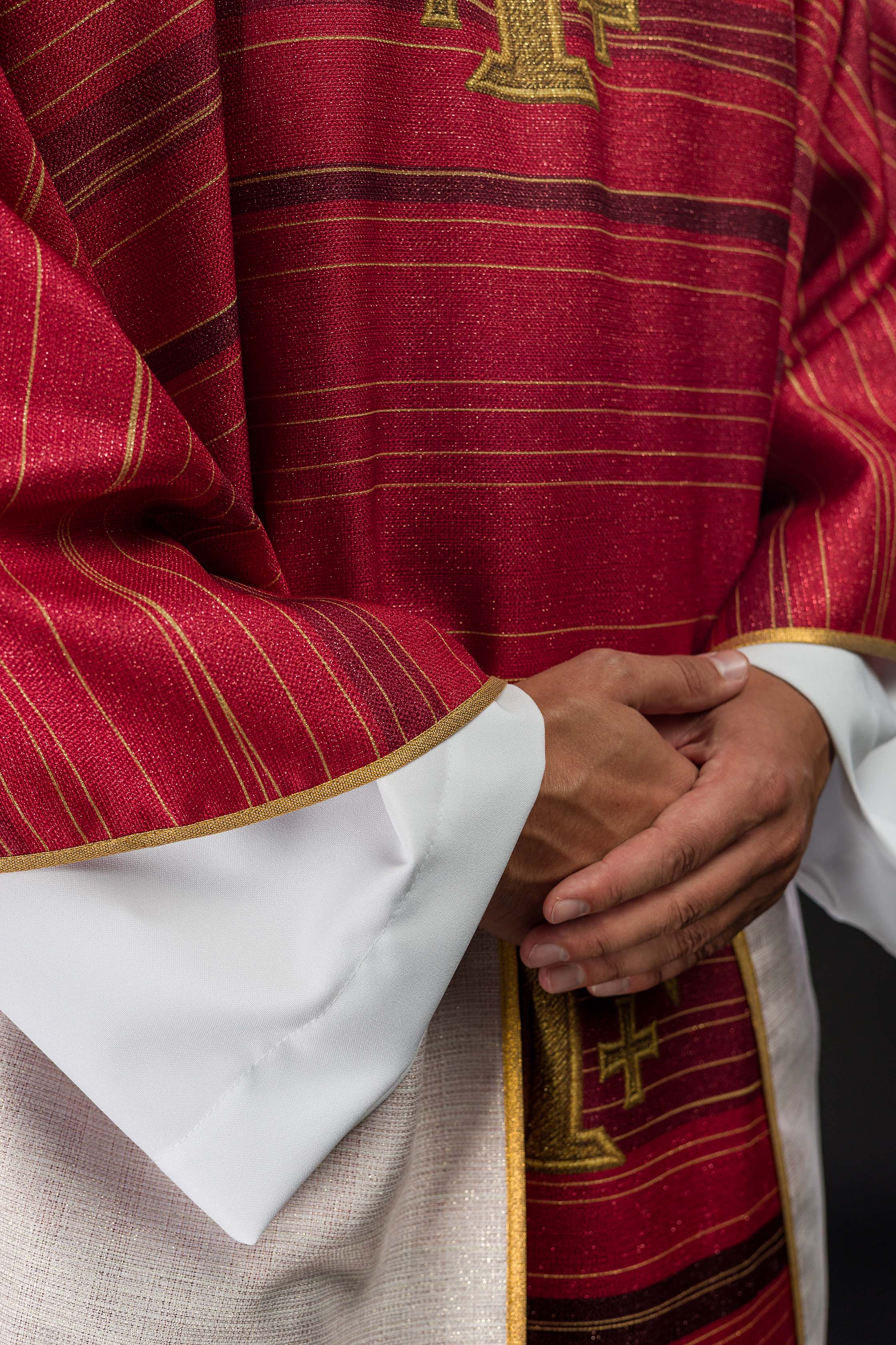 Crveni ornati s žakardnim pojasom u križeve