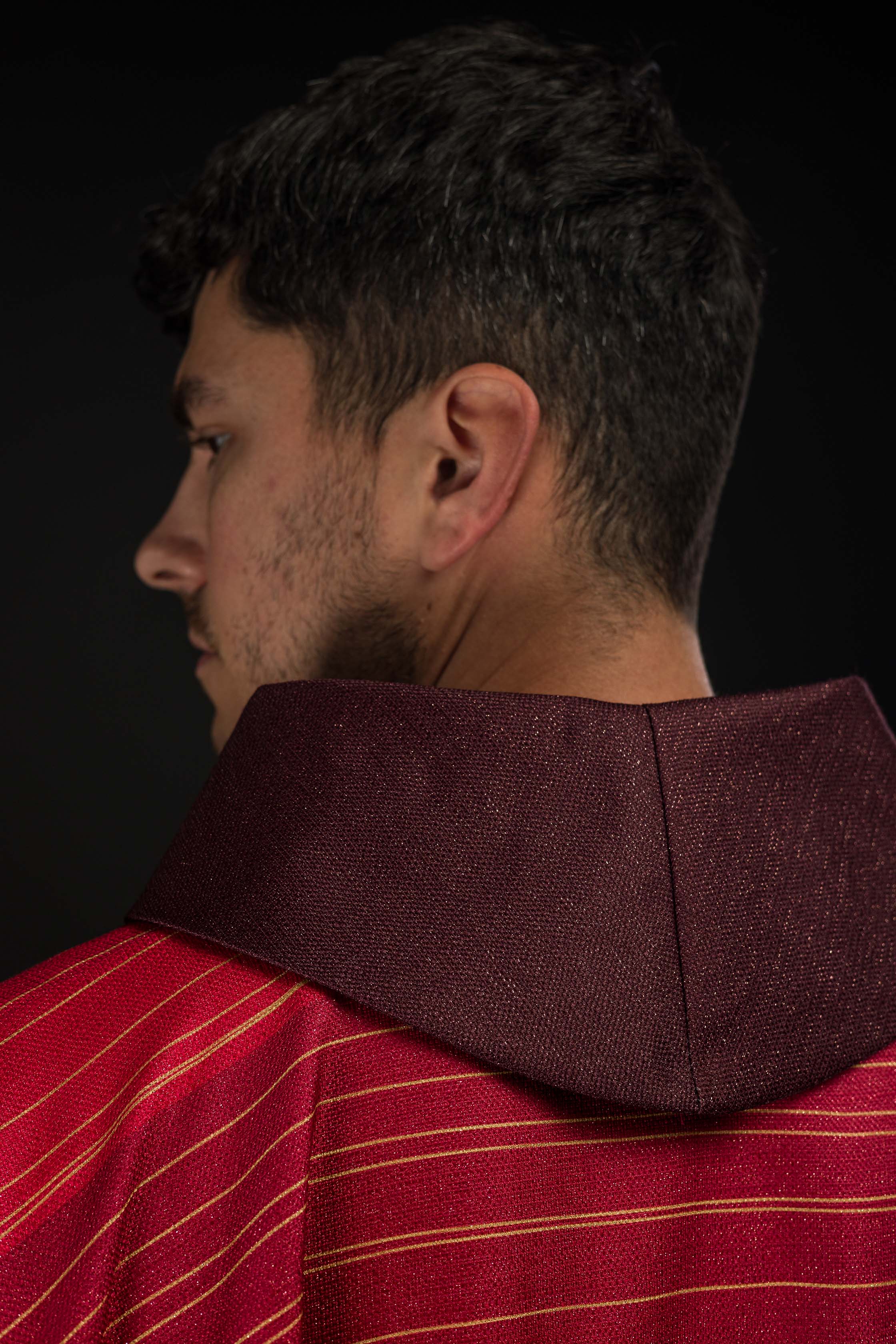 Crveni ornati s žakardnim pojasom u križeve