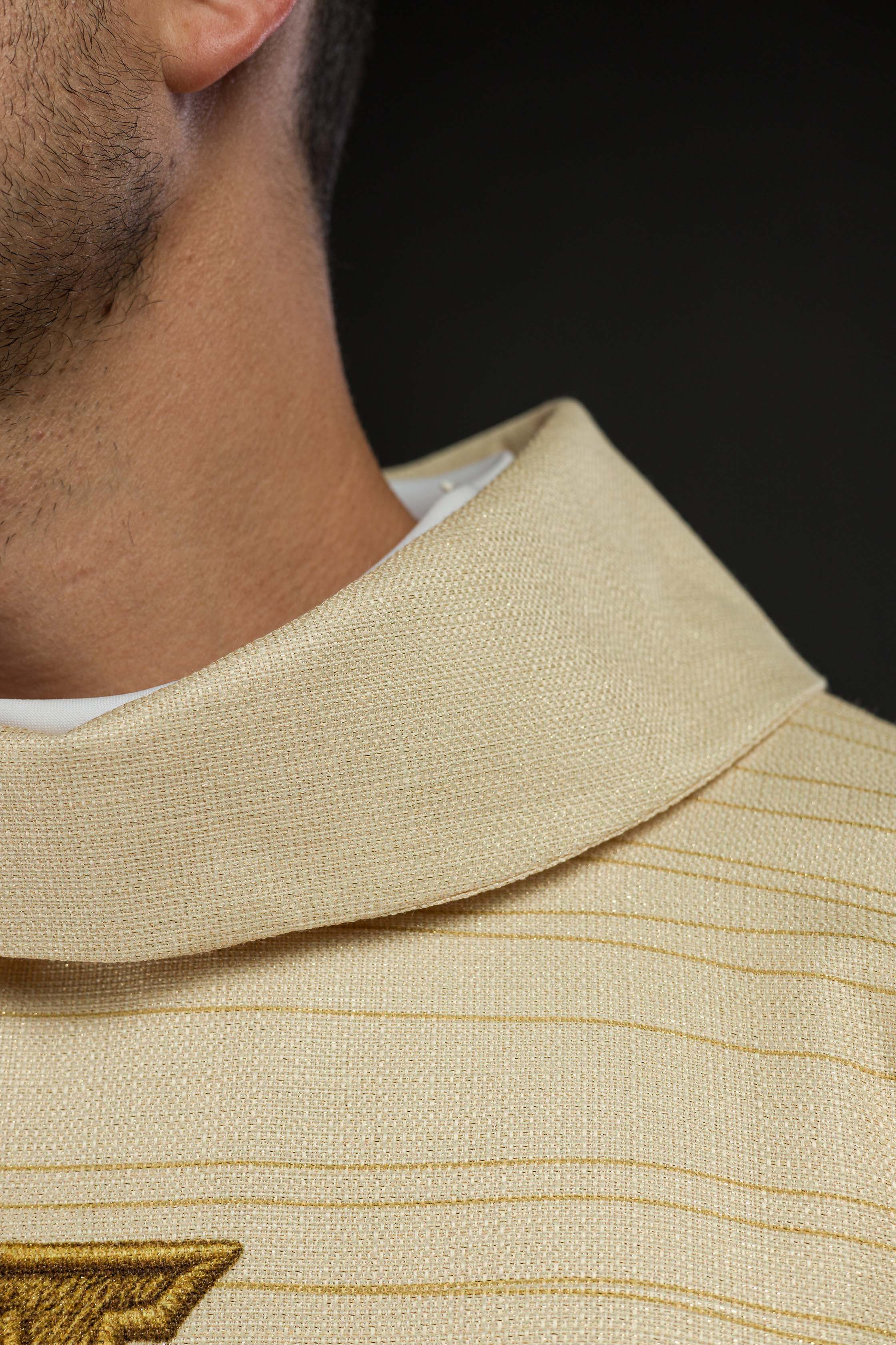 Crveni ornati s žakardnim pojasom u križeve