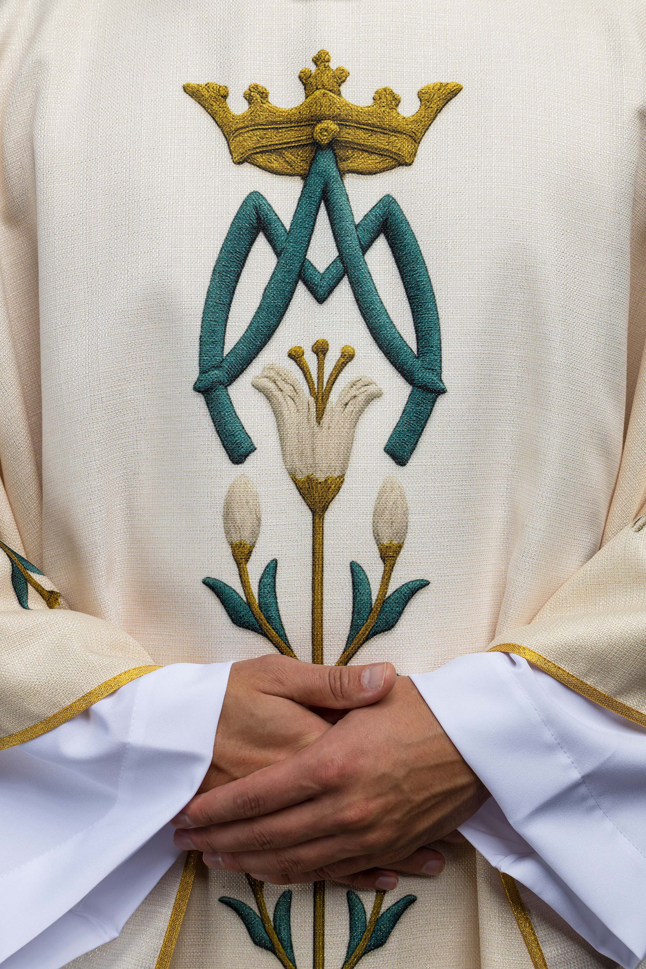 Ornat Maryjny drukowany ze wzorem lilii i monogramem ecru