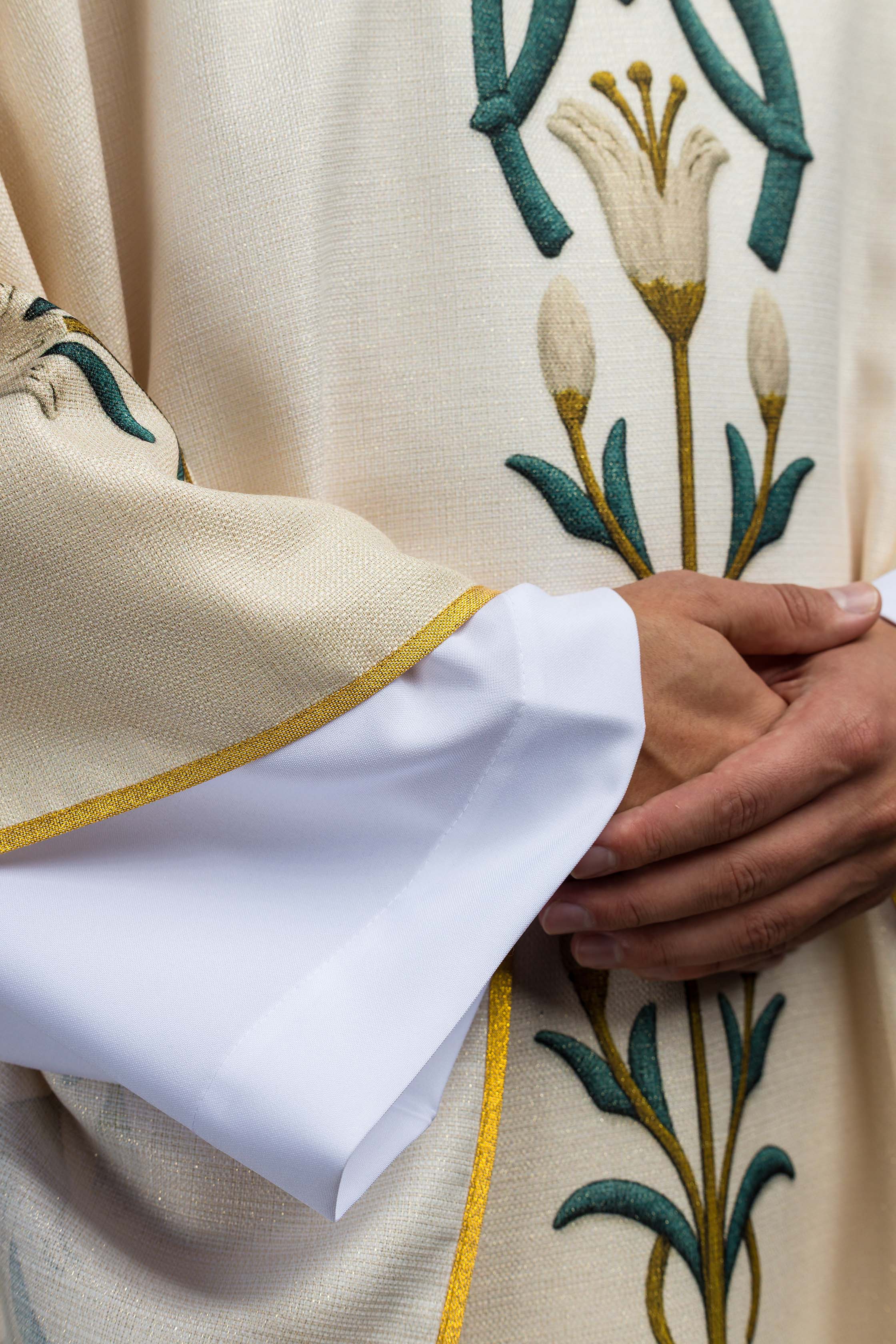 Ornat Maryjny drukowany ze wzorem lilii i monogramem ecru