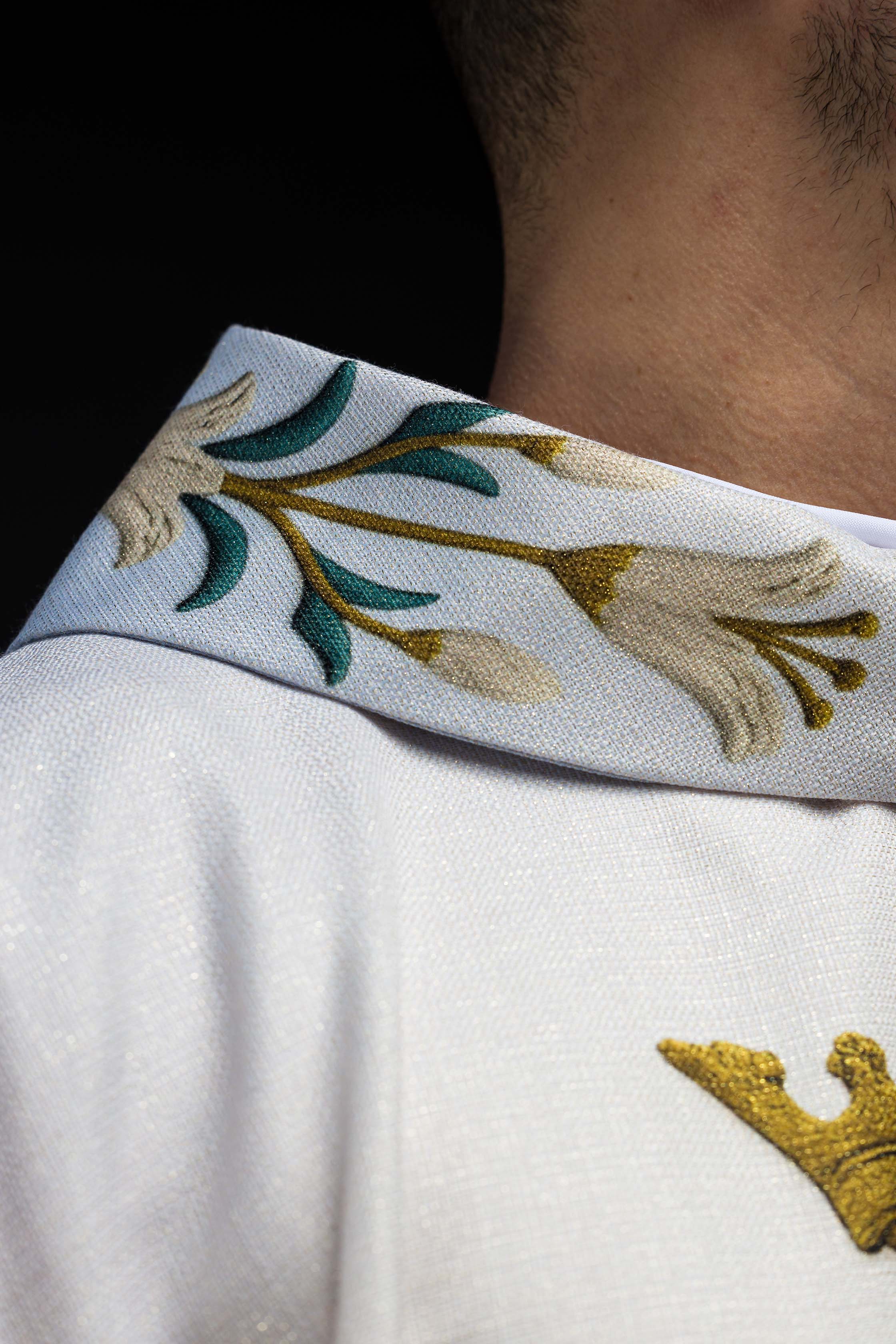 Ornat Maryjny drukowany ze wzorem lilii i monogramem niebiesko-ecru