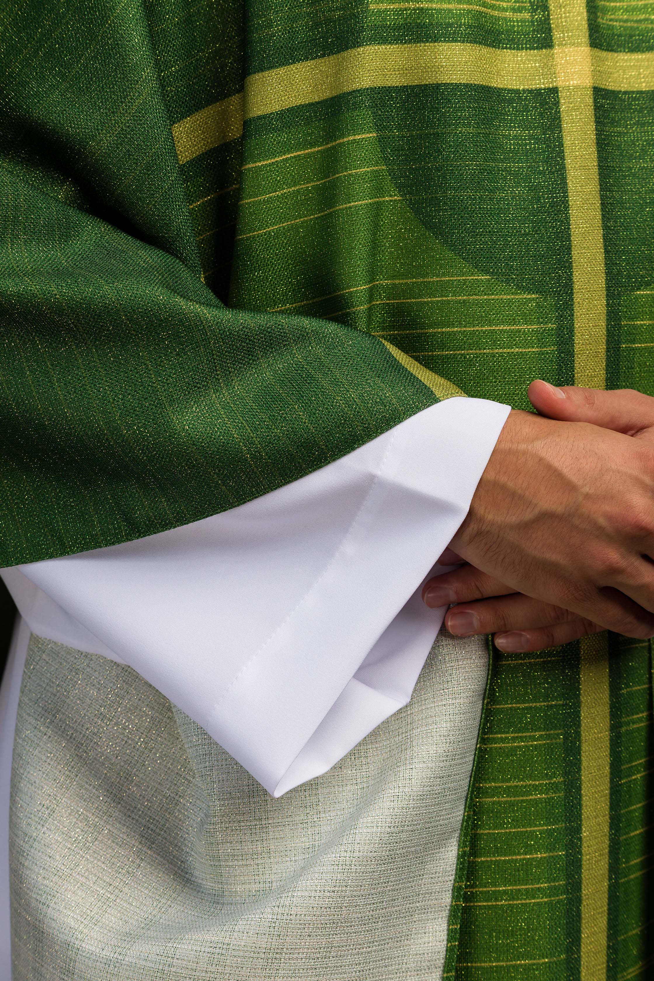 Crveni ornati s žakardnim pojasom u križeve