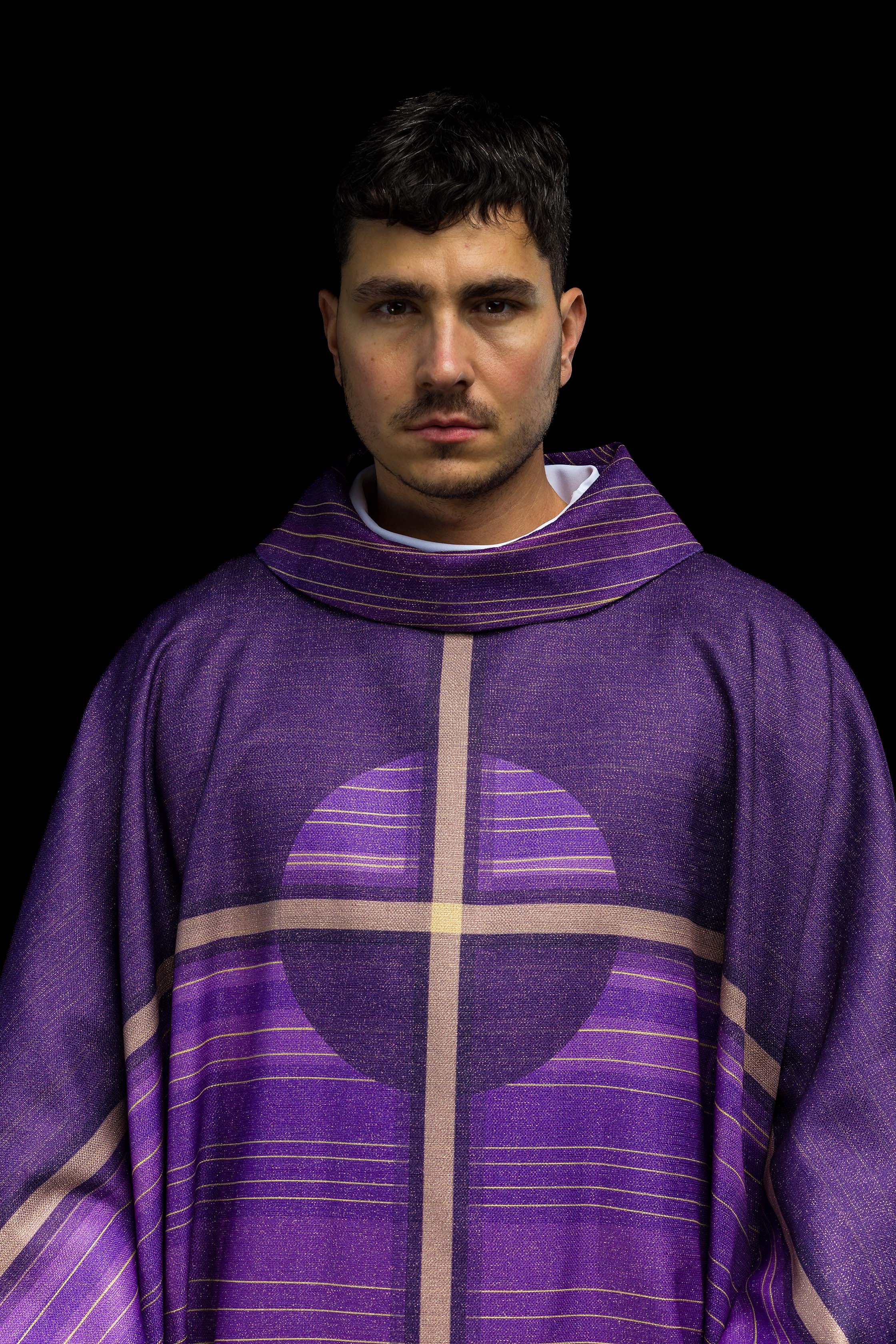 Crveni ornati s žakardnim pojasom u križeve