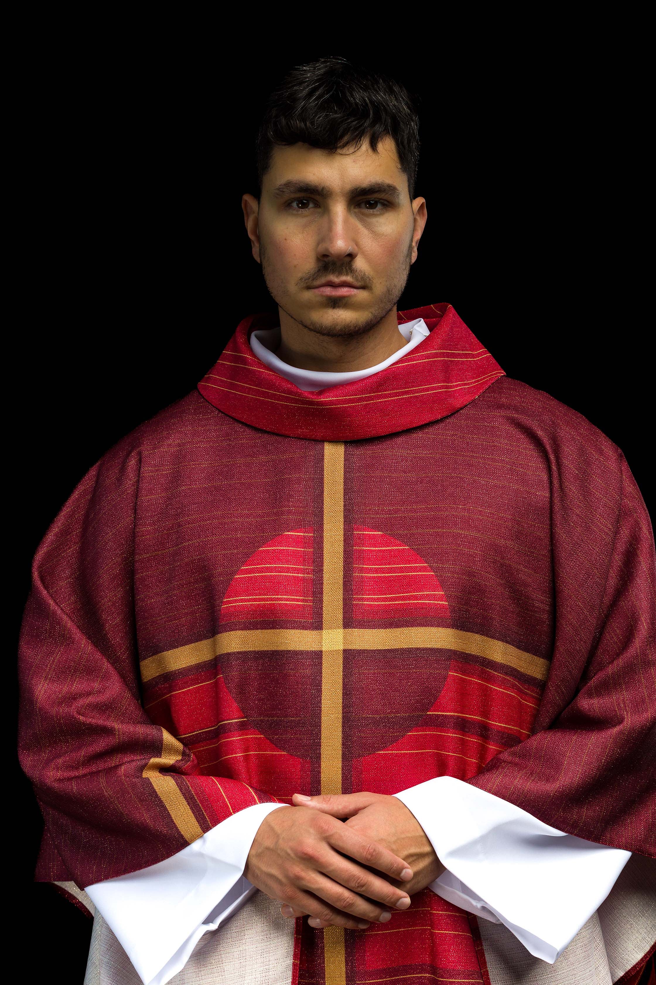 Ornat drukowany czerwony z motywem krzyża