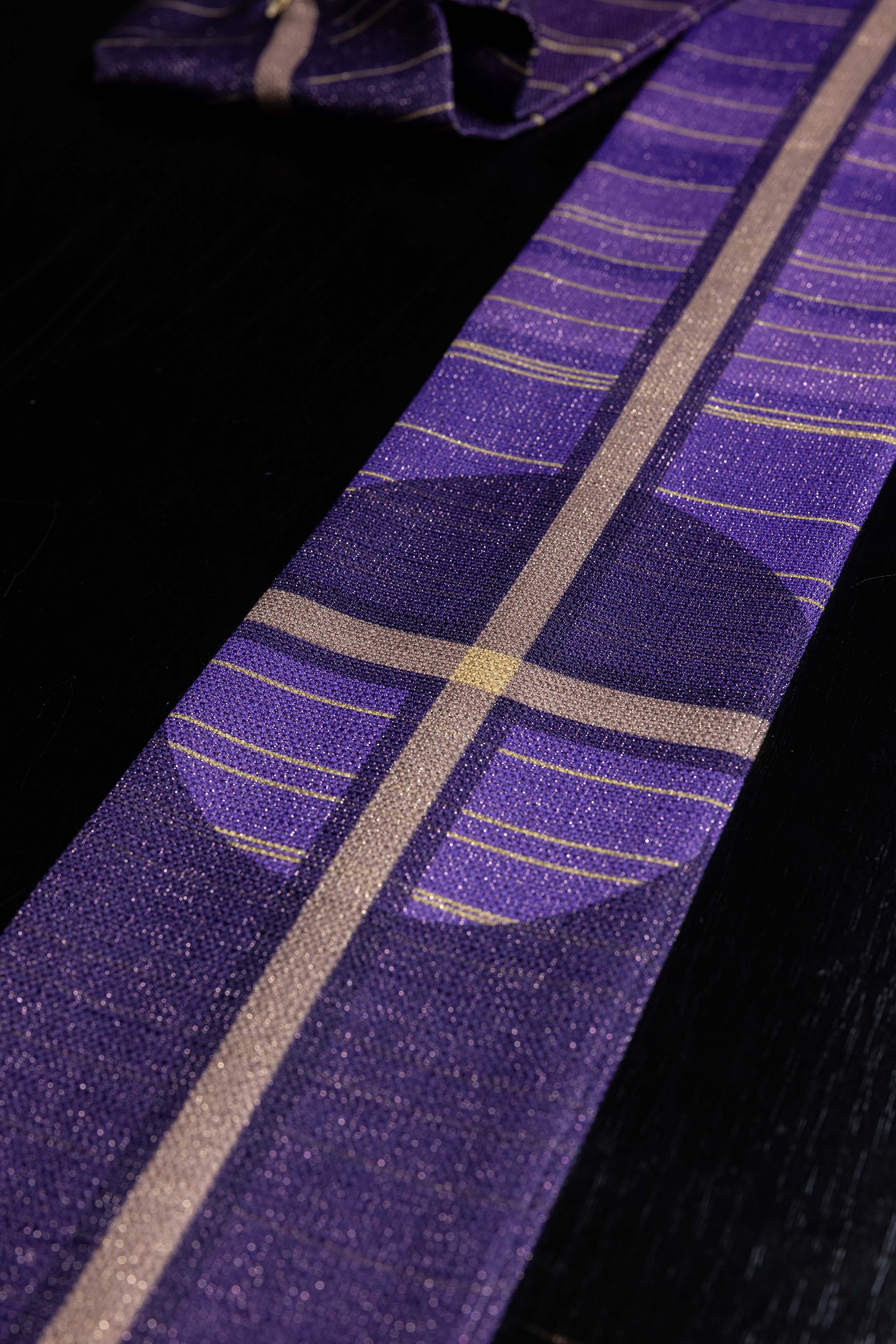 Crveni ornati s žakardnim pojasom u križeve