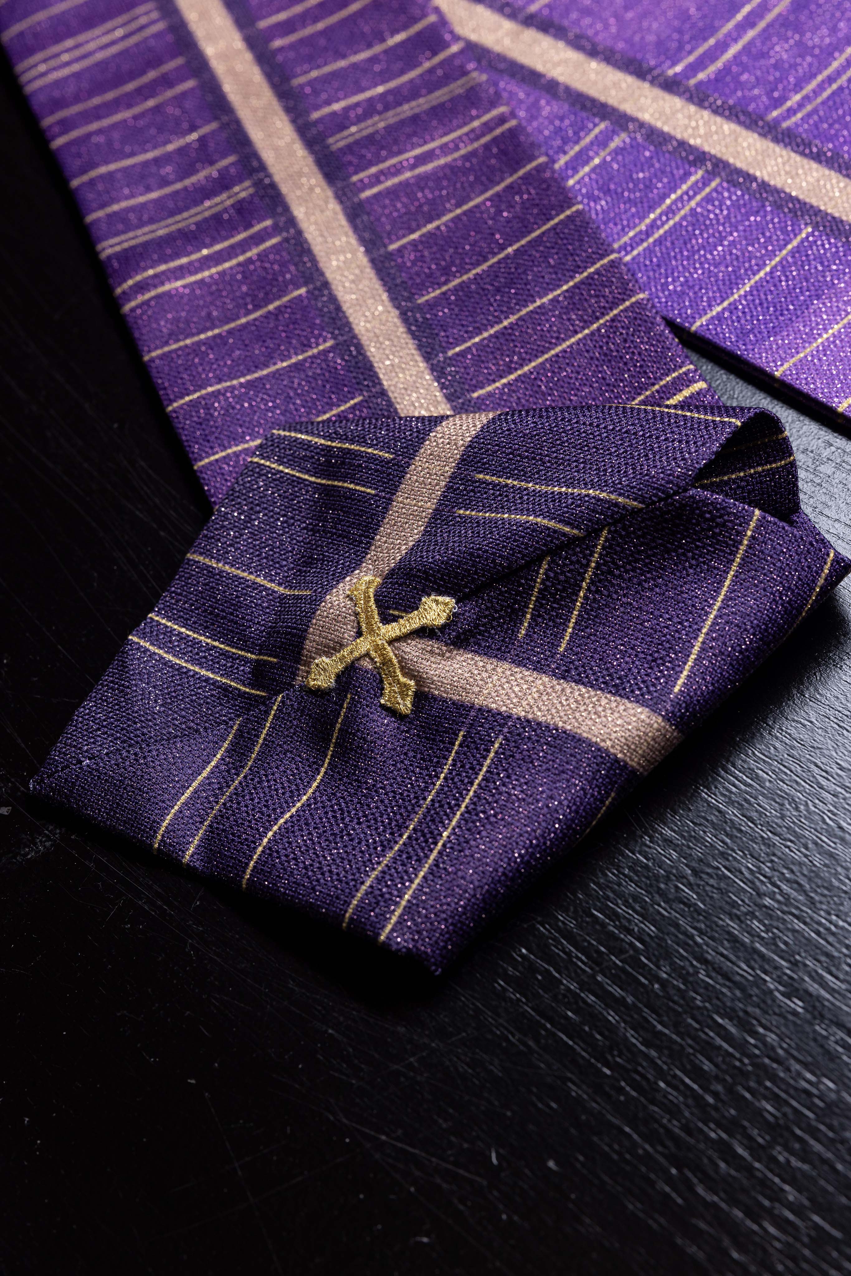 Crveni ornati s žakardnim pojasom u križeve