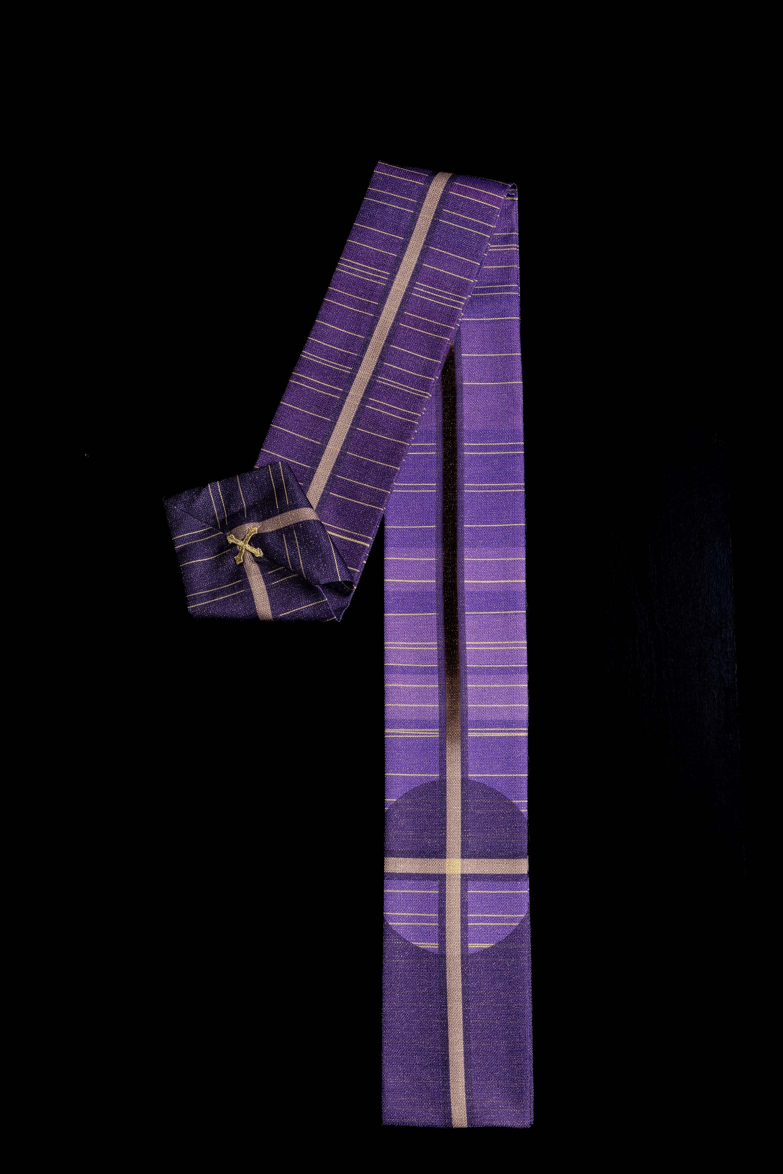 Crveni ornati s žakardnim pojasom u križeve