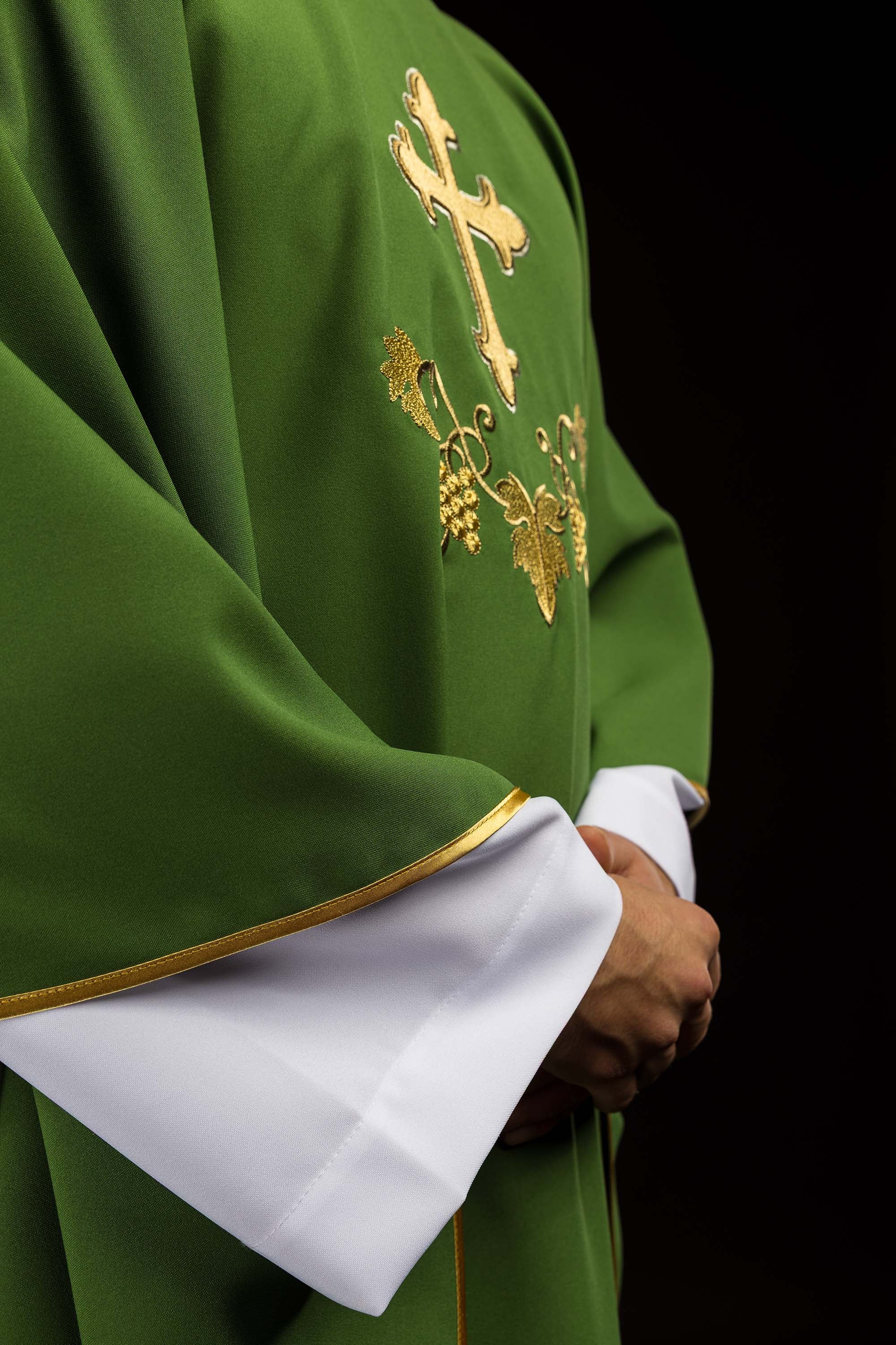 Vezeni ornati sa simbolom križa i širokim ecru ovratnikom