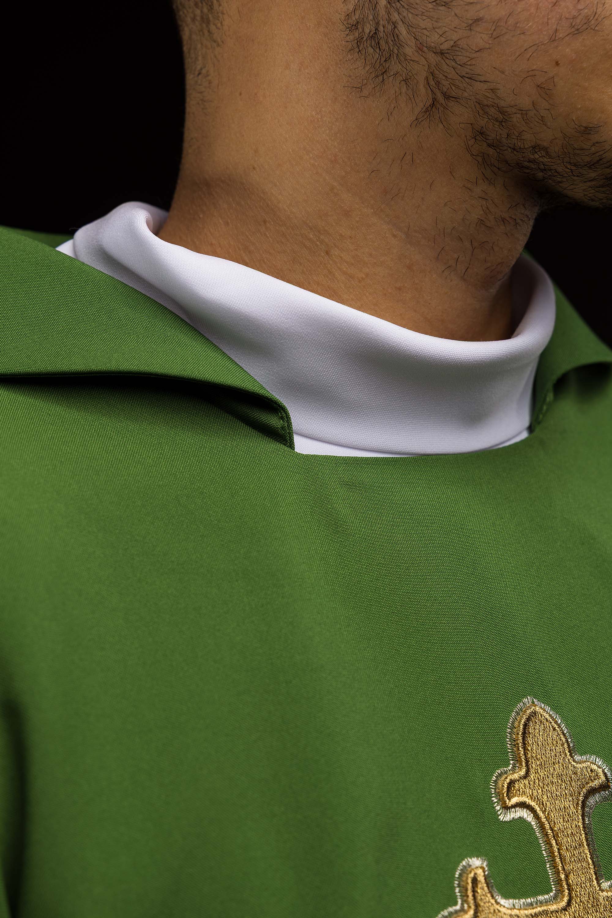 Vezeni ornati sa simbolom križa i širokim ecru ovratnikom