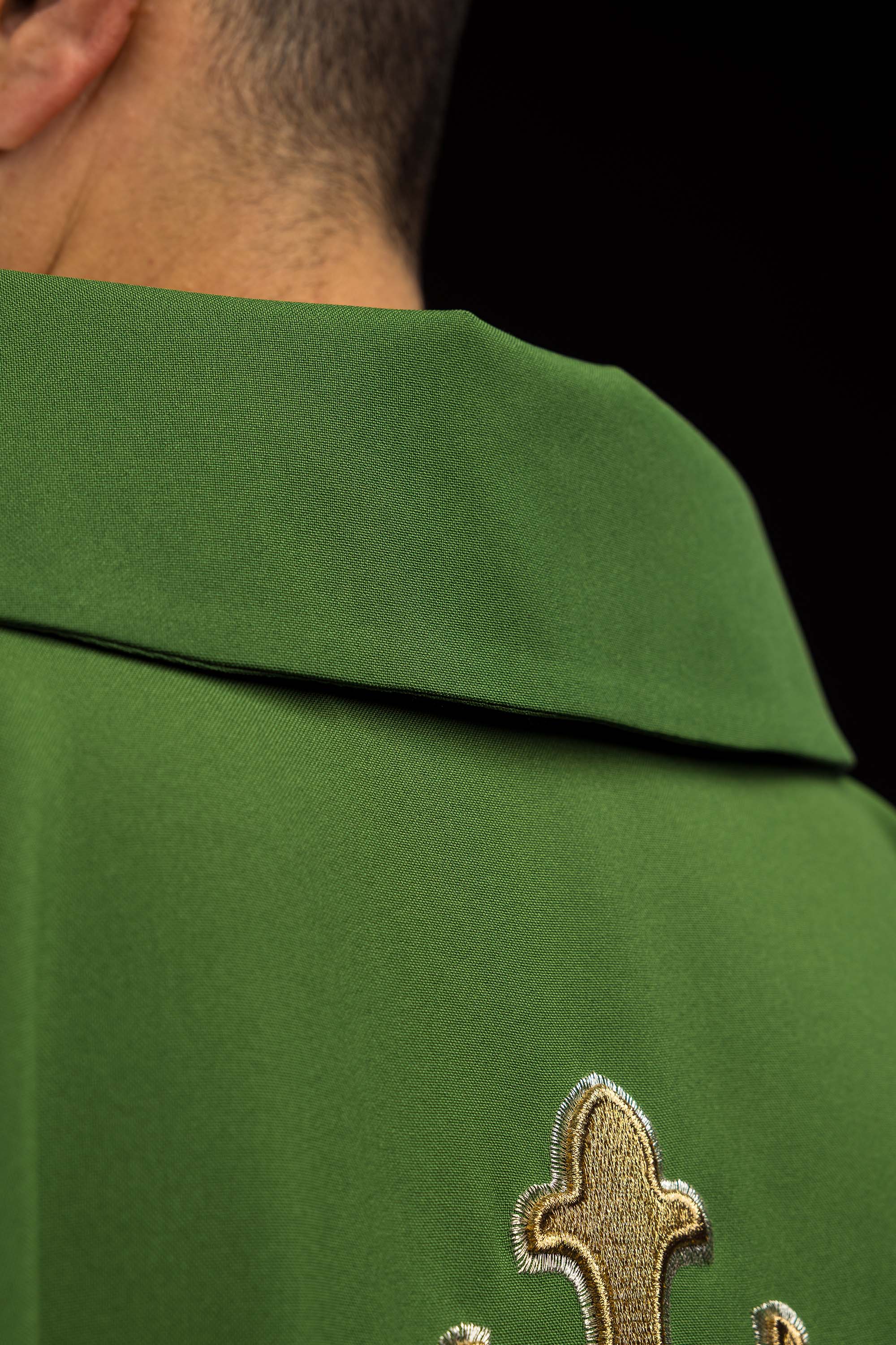 Vezeni ornati sa simbolom križa i širokim ecru ovratnikom