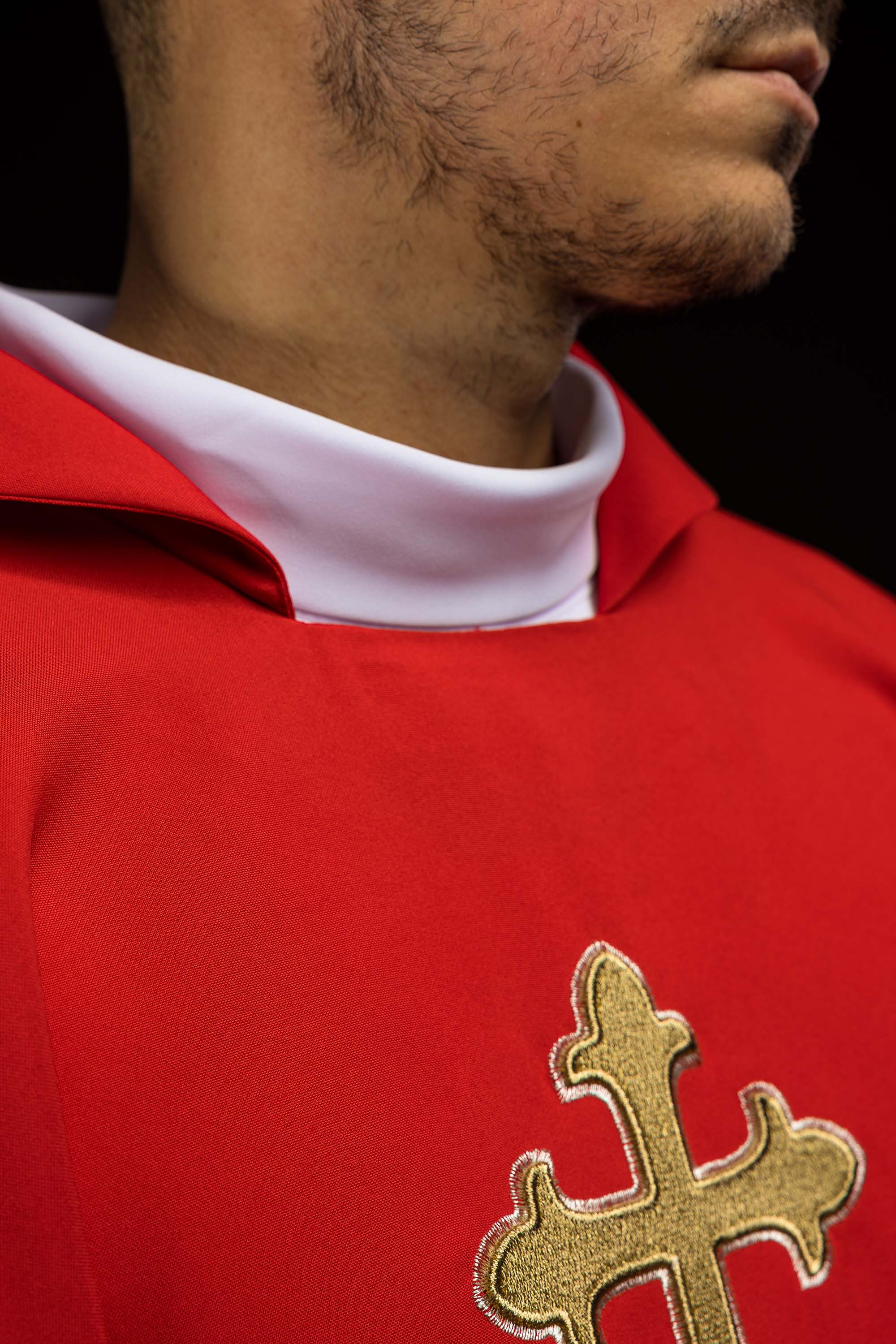 Vezeni ornati sa simbolom križa i širokim ecru ovratnikom