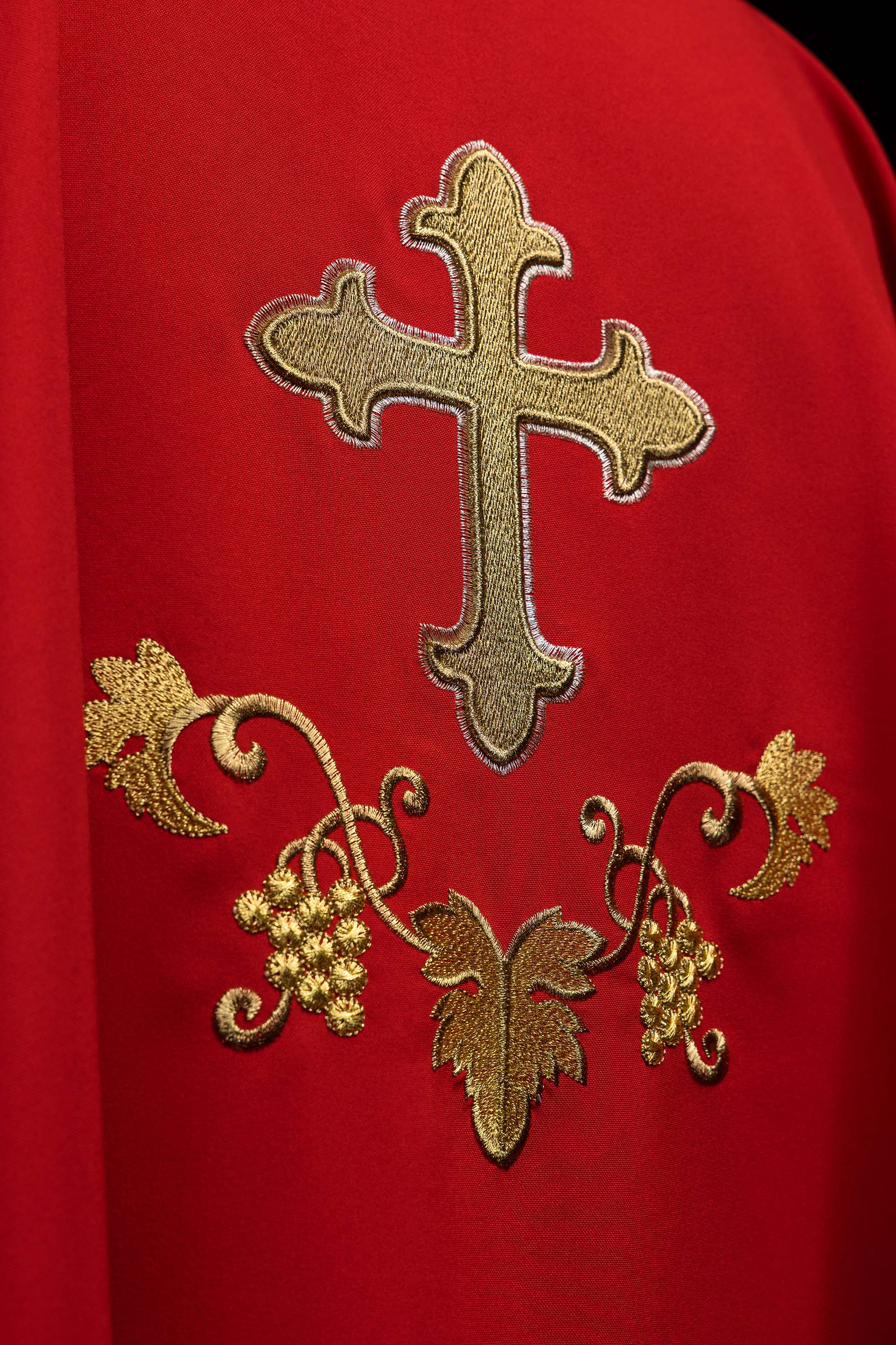 Vezeni ornati sa simbolom križa i širokim ecru ovratnikom