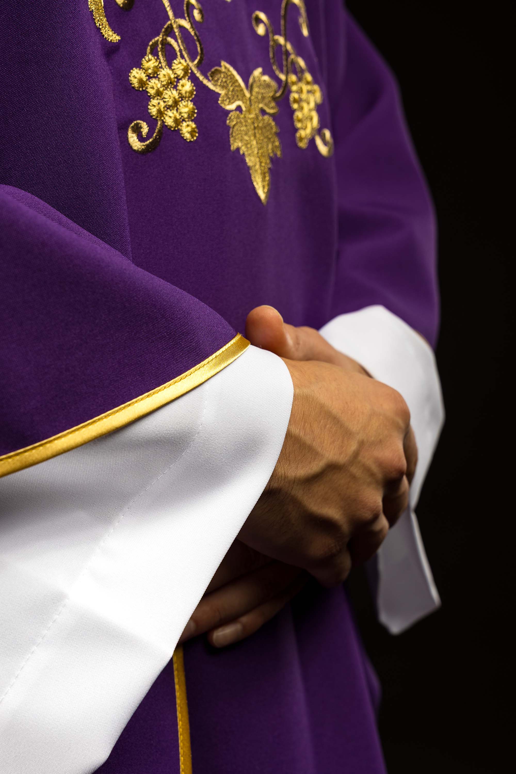 Vezeni ornati sa simbolom križa i širokim ecru ovratnikom