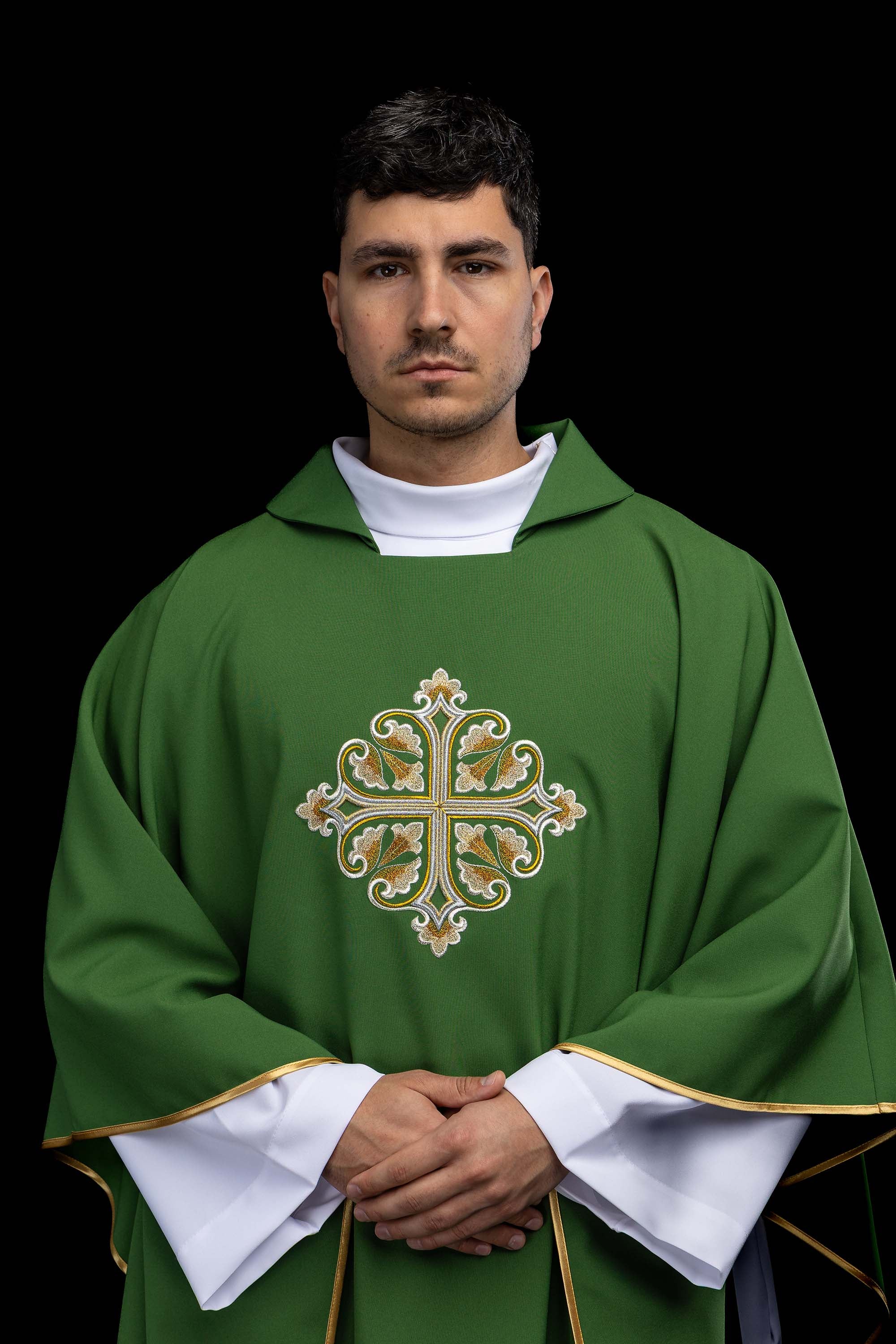 Vezeni ornati s ukrašenim križem i širokim ovratnikom ljubičasti