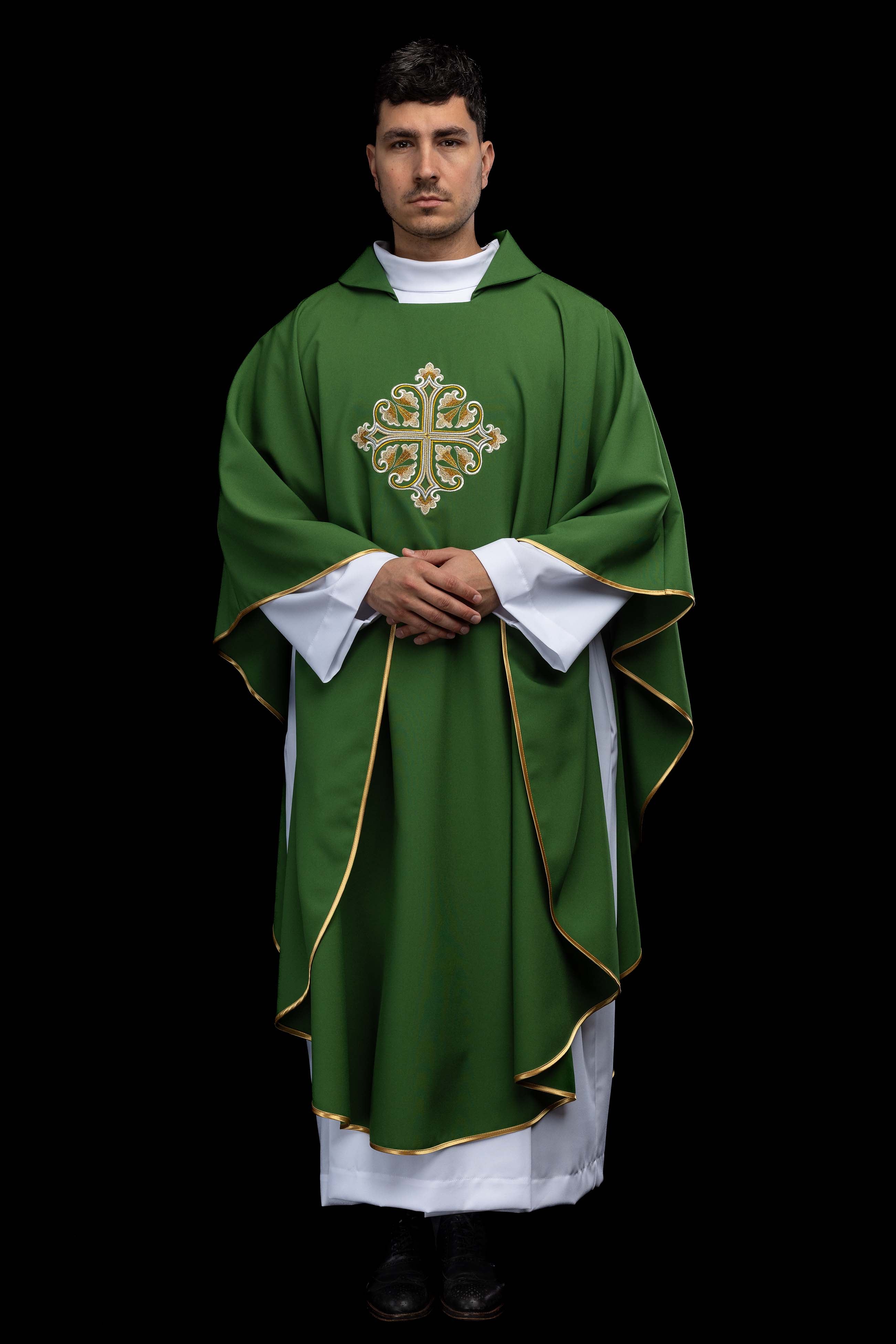 Vezeni ornati s ukrašenim križem i širokim ovratnikom ljubičasti