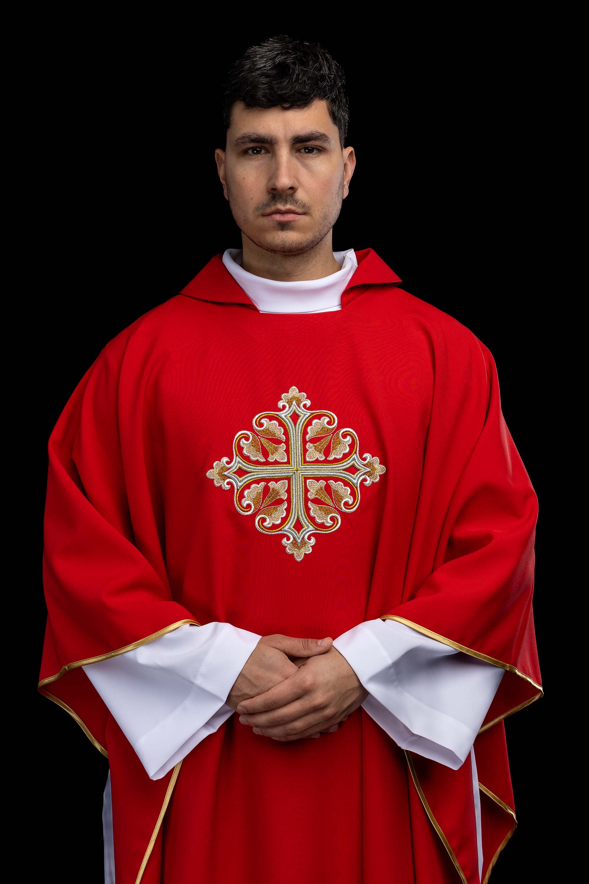 Vezeni ornati s ukrašenim križem i širokim ovratnikom ljubičasti