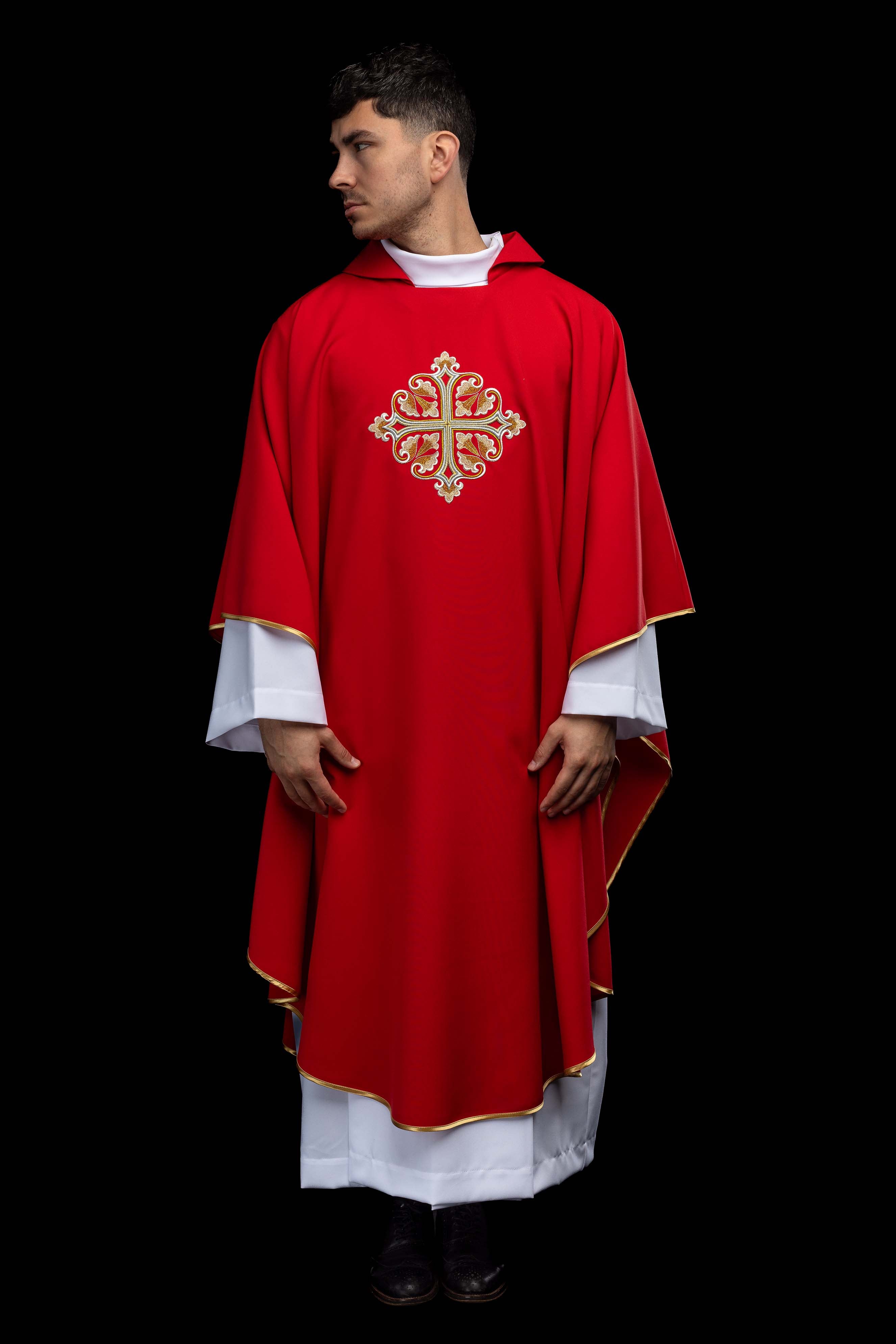 Vezeni ornati s ukrašenim križem i širokim ovratnikom ljubičasti