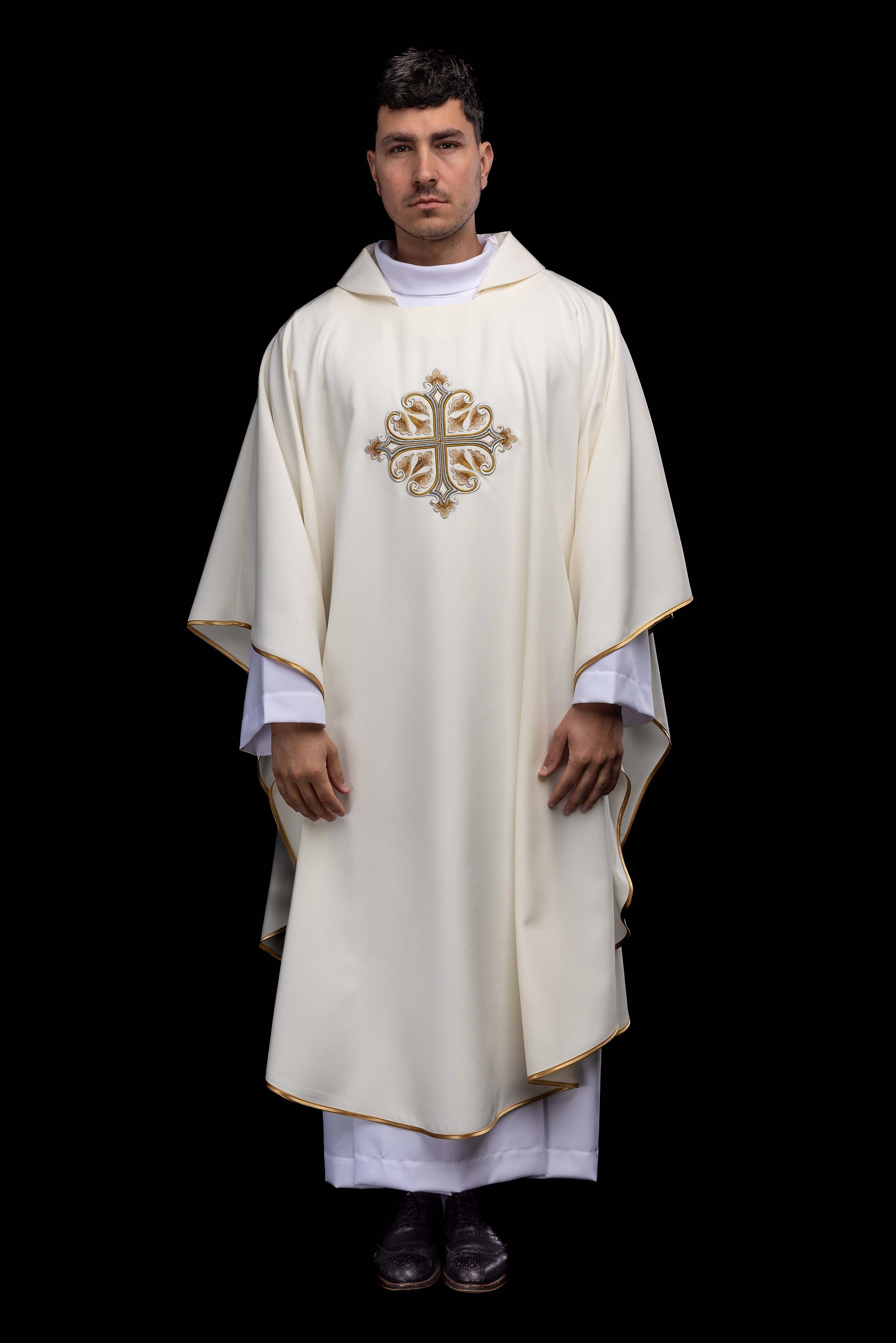 Vezeni ornati s ukrašenim križem i širokim ovratnikom ljubičasti