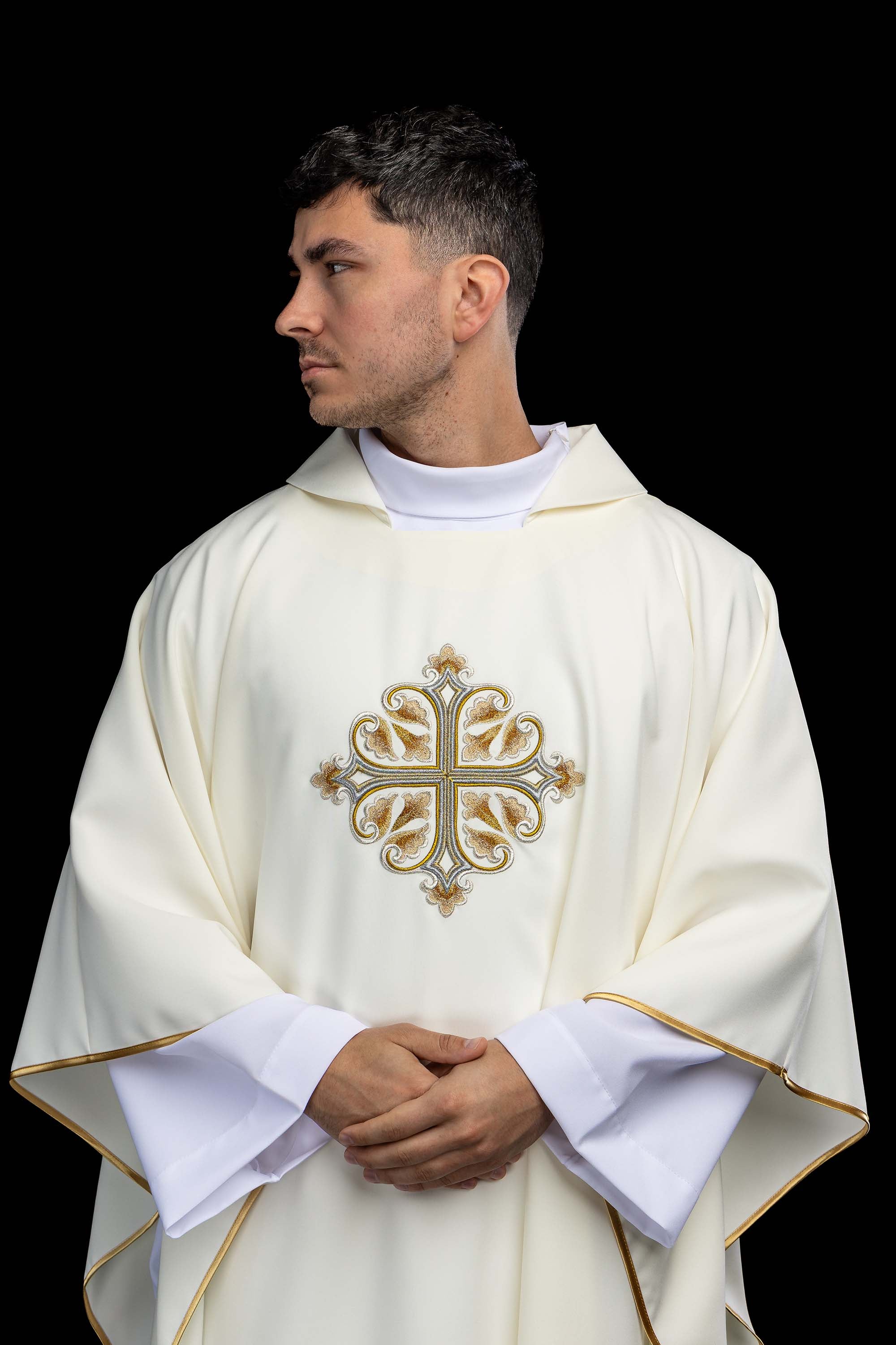 Vezeni ornati s ukrašenim križem i širokim ovratnikom ljubičasti