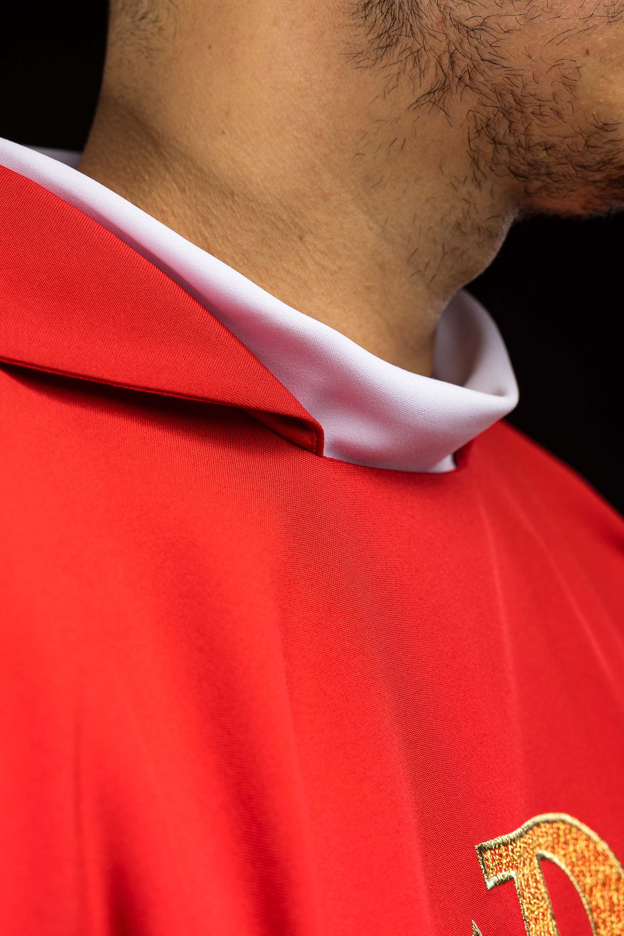 Vezeni ornati sa simbolom Alfa i Omega sa širokim ecru ovratnikom