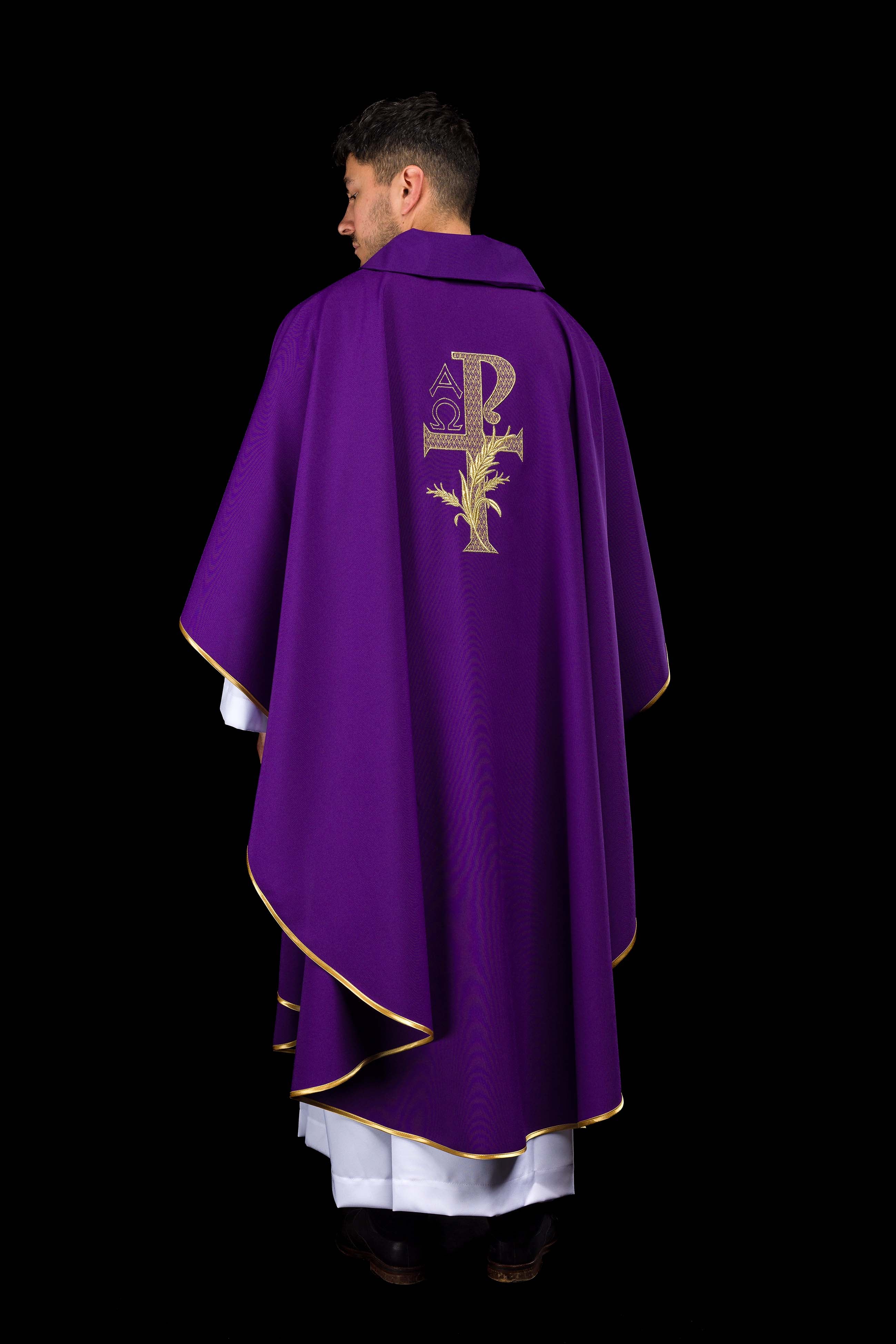 Vezeni ornati sa simbolom Alfa i Omega sa širokim ecru ovratnikom