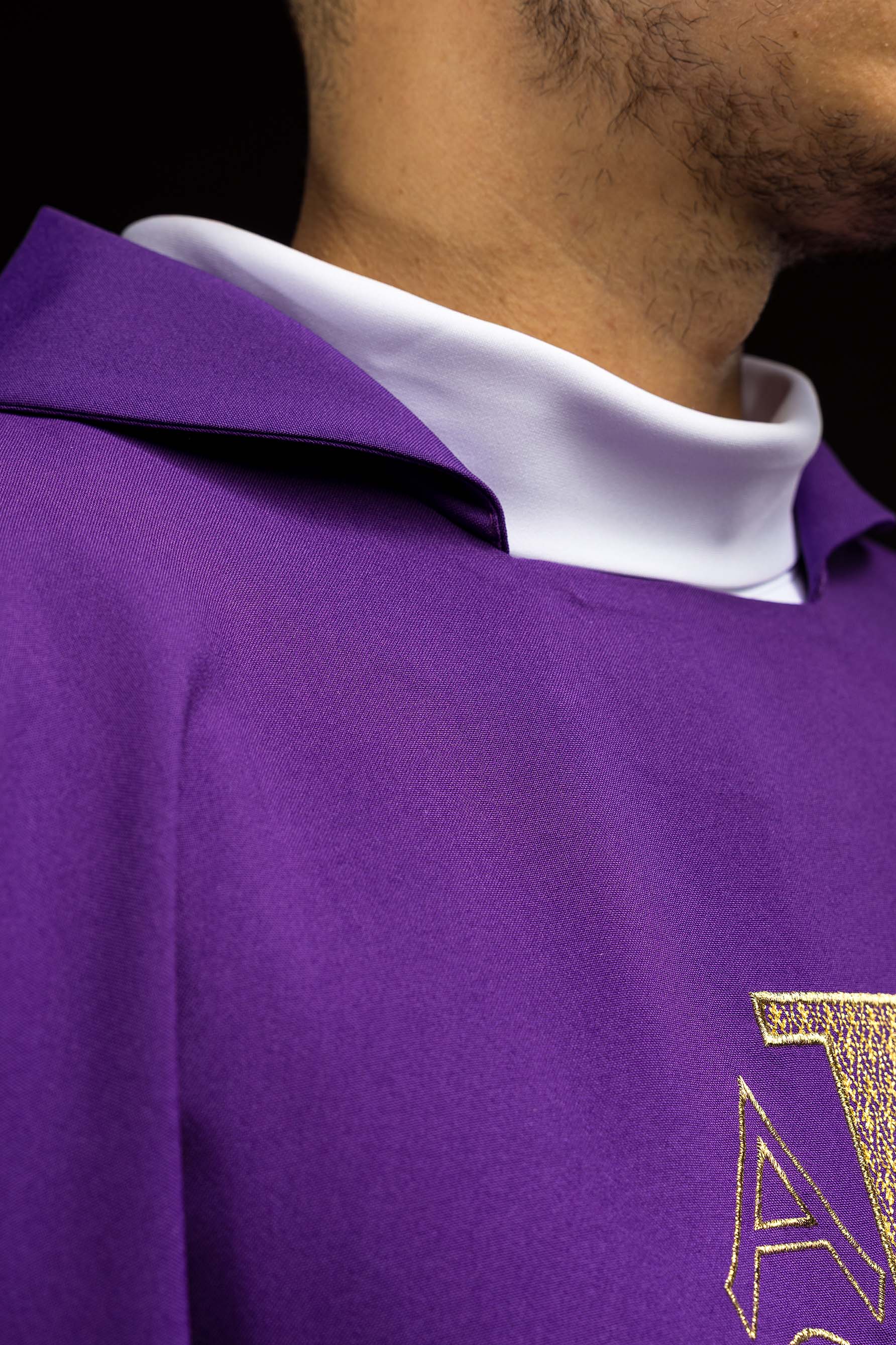 Vezeni ornati sa simbolom Alfa i Omega sa širokim ecru ovratnikom