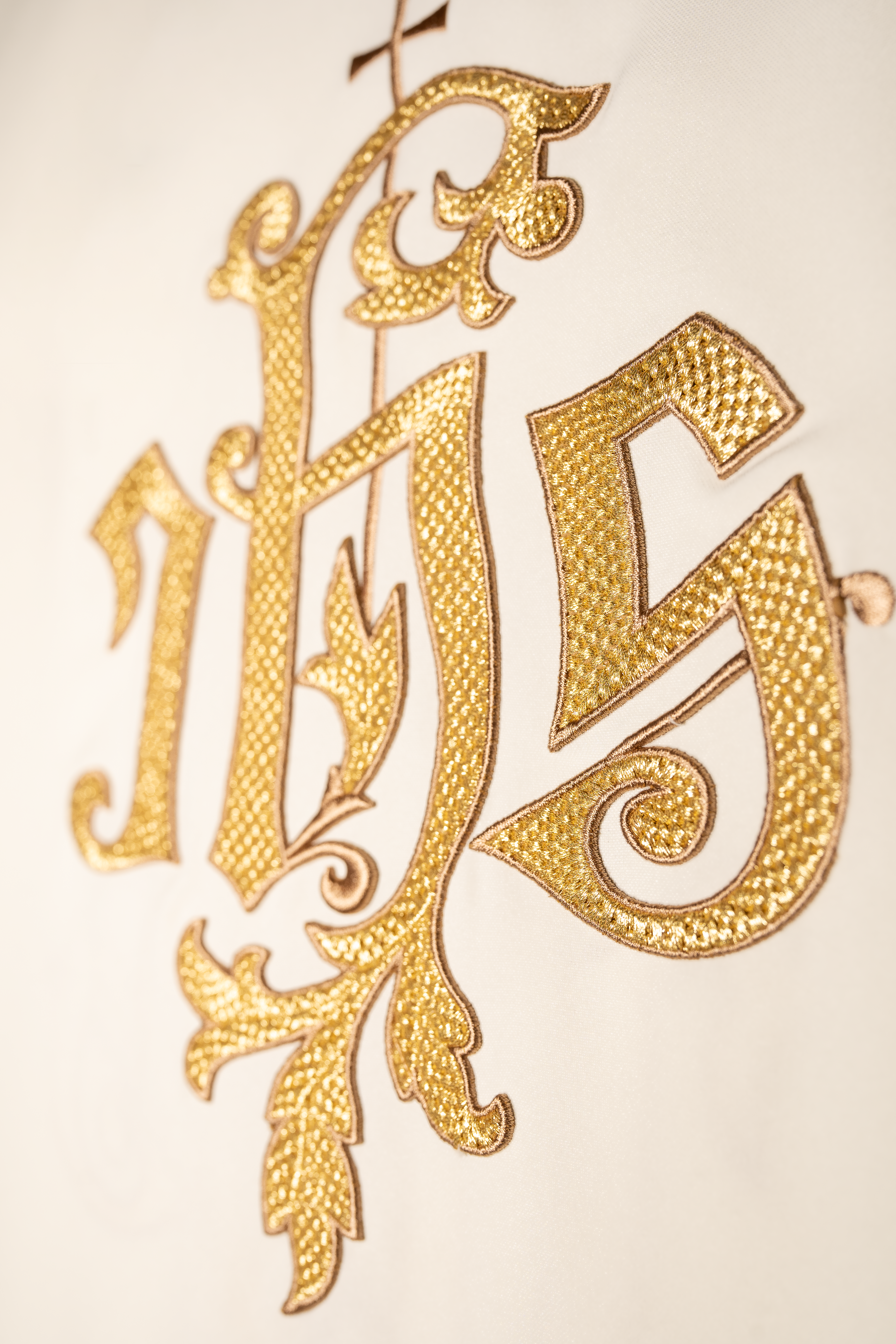 Ecru ornat ze złotym haftem IHS - ORNATY.PL