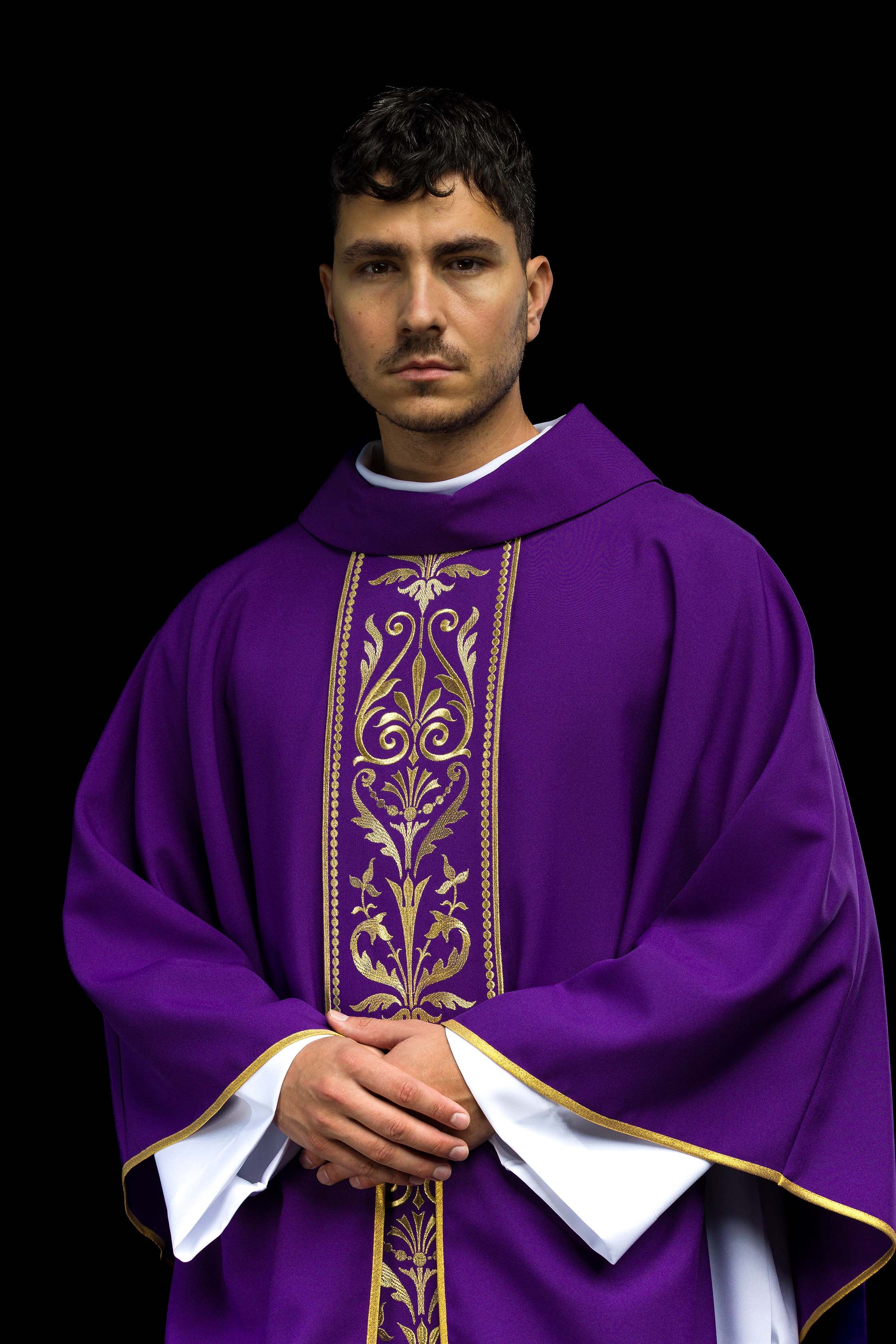 Fioletowy ornat liturgiczny zdobiony złotym pasem haftowanym