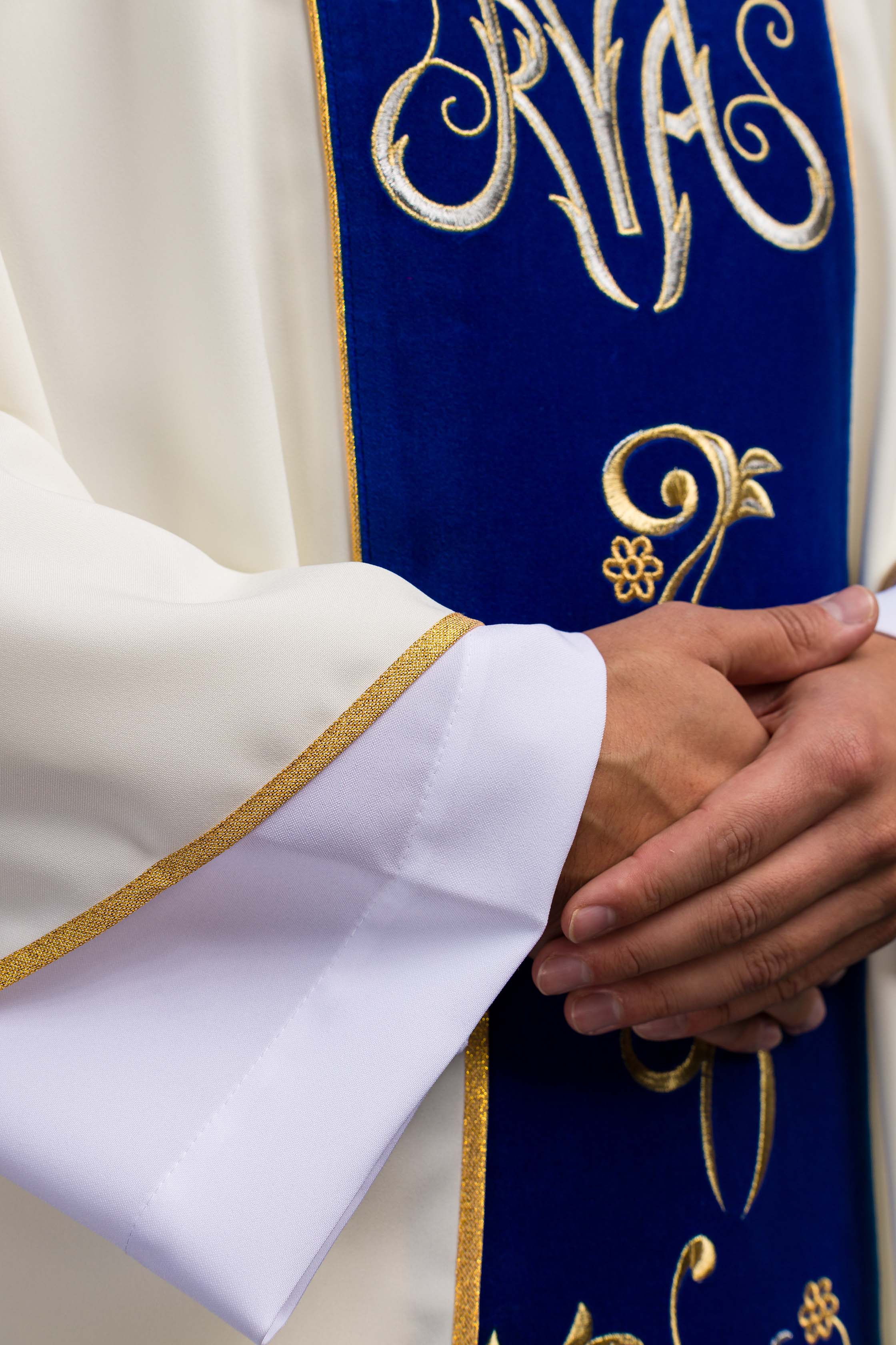 Liturgijska odora Marijina s ecru vezanim pojasom