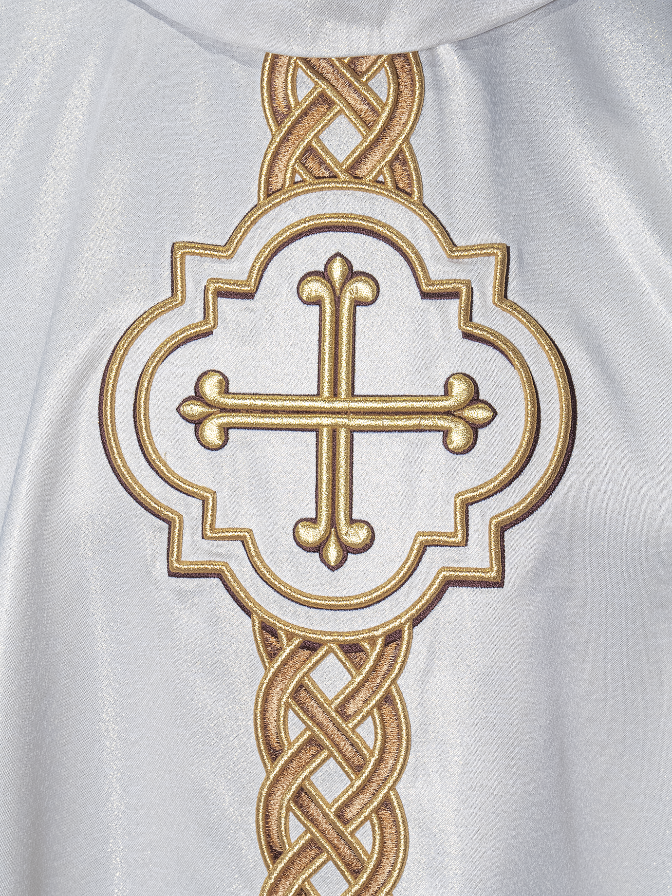 Liturgijsko ruho s izvezenim križem u boji slonovače