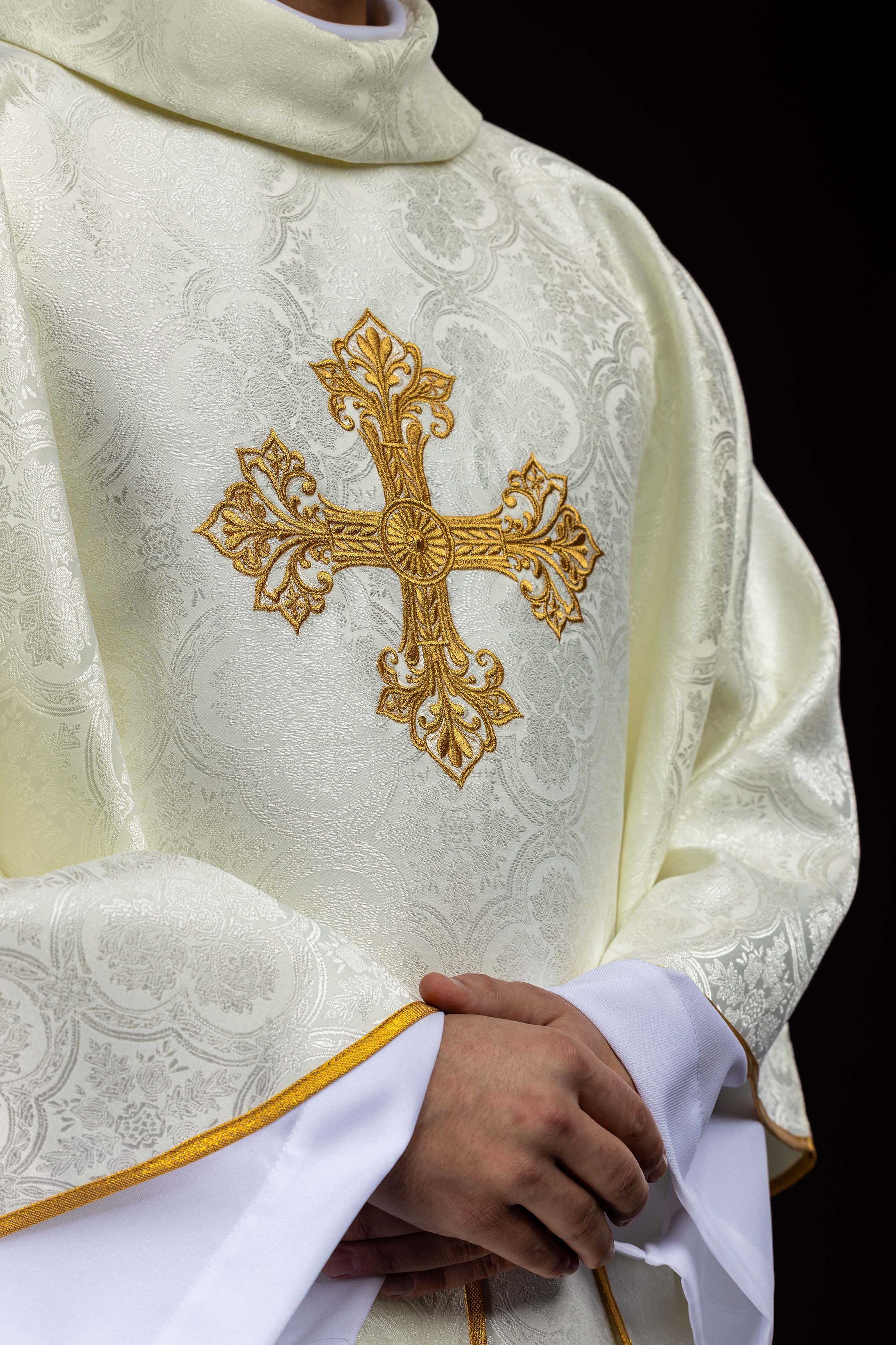 Ecru ornat z krzyżem tkanina żakardowa - ORNATY.PL