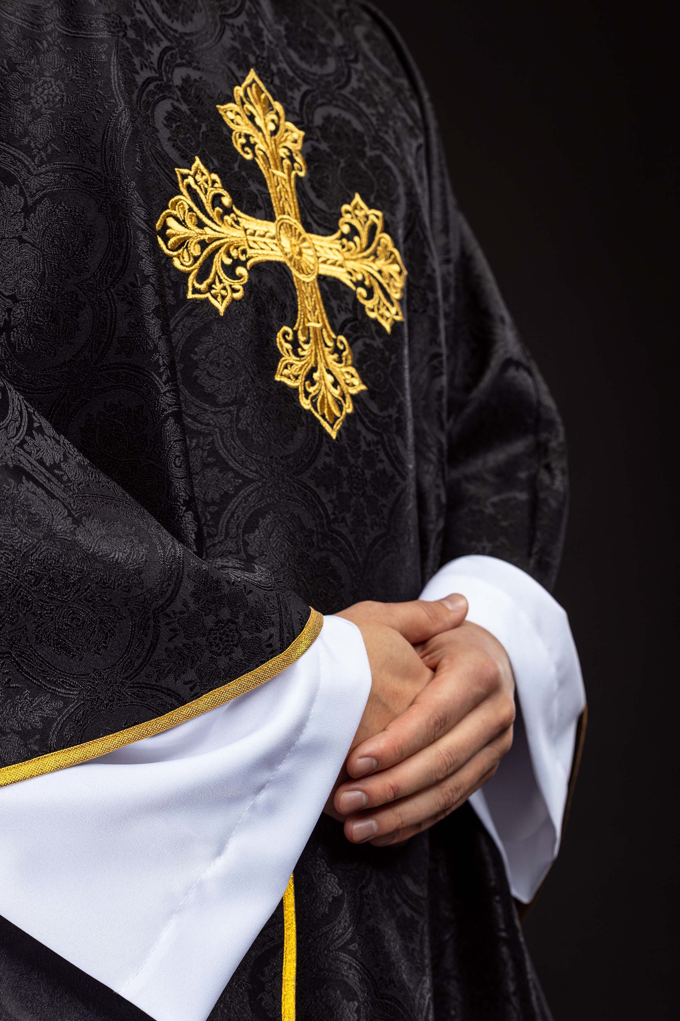 Czarny ornat z krzyżem tkanina żakardowa - ORNATY.PL