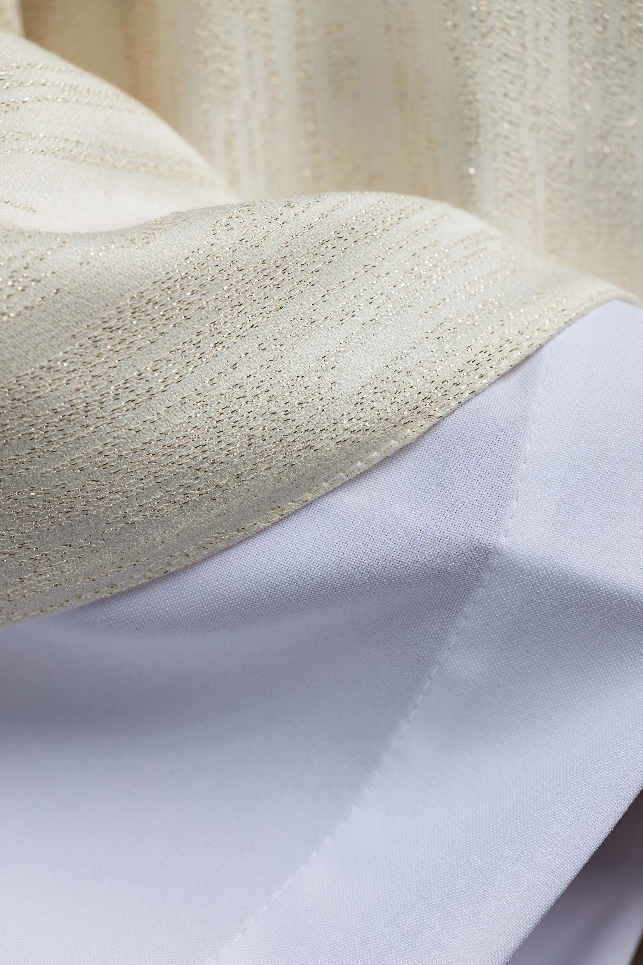 Crveni ornati s žakardnim pojasom u križeve