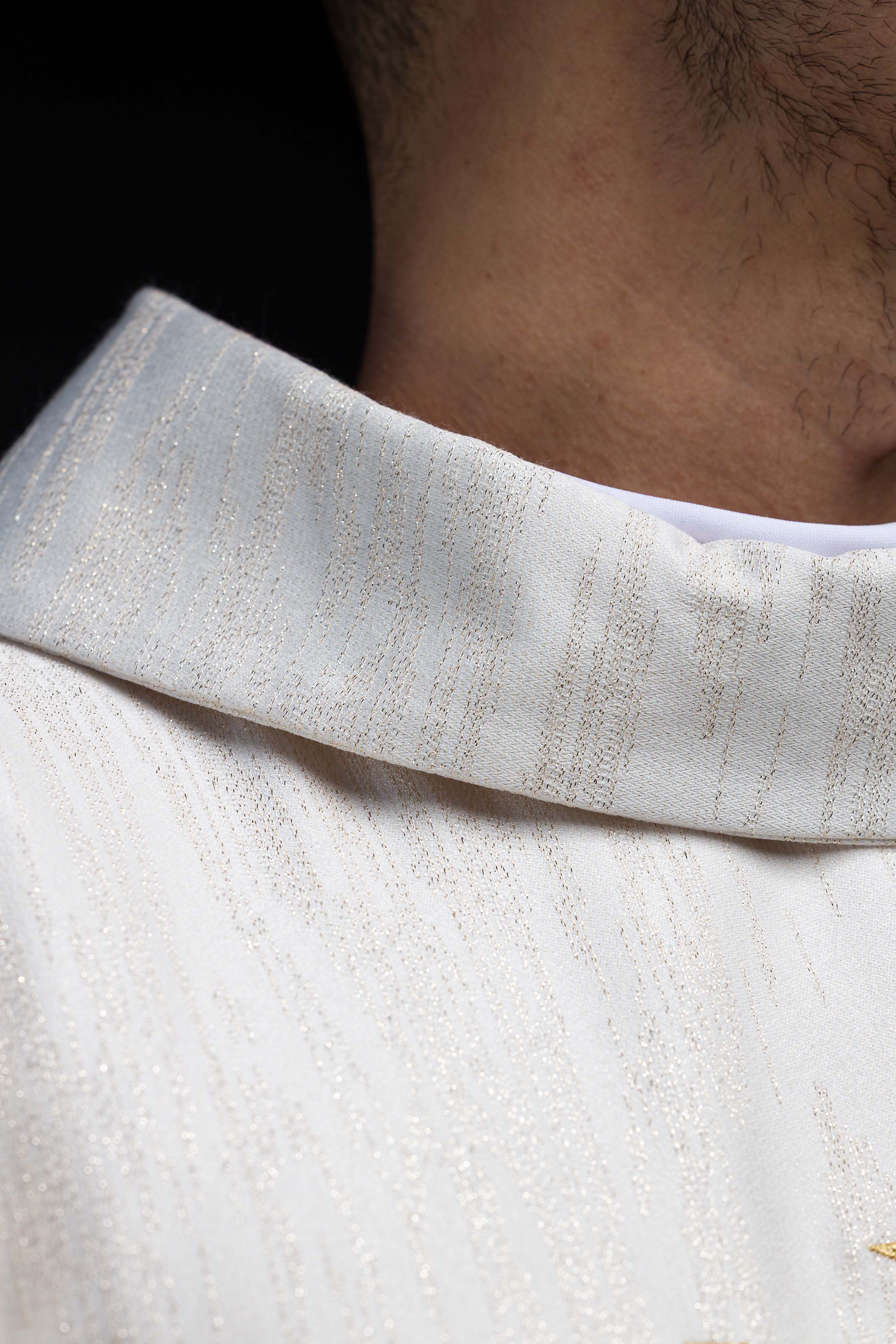 Crveni ornati s žakardnim pojasom u križeve