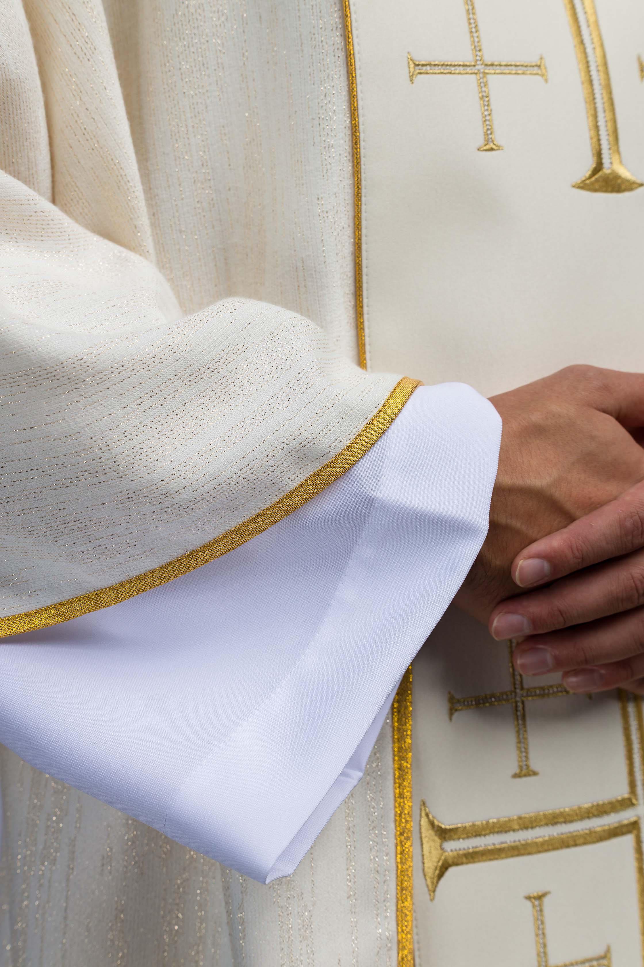 Crveni ornati s žakardnim pojasom u križeve