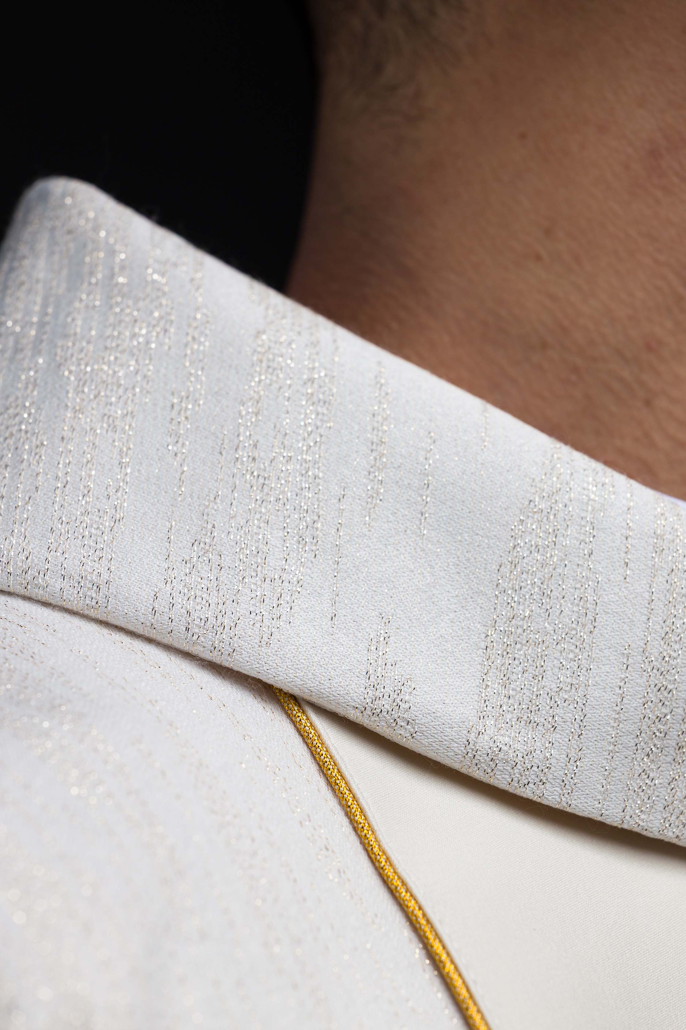 Crveni ornati s žakardnim pojasom u križeve