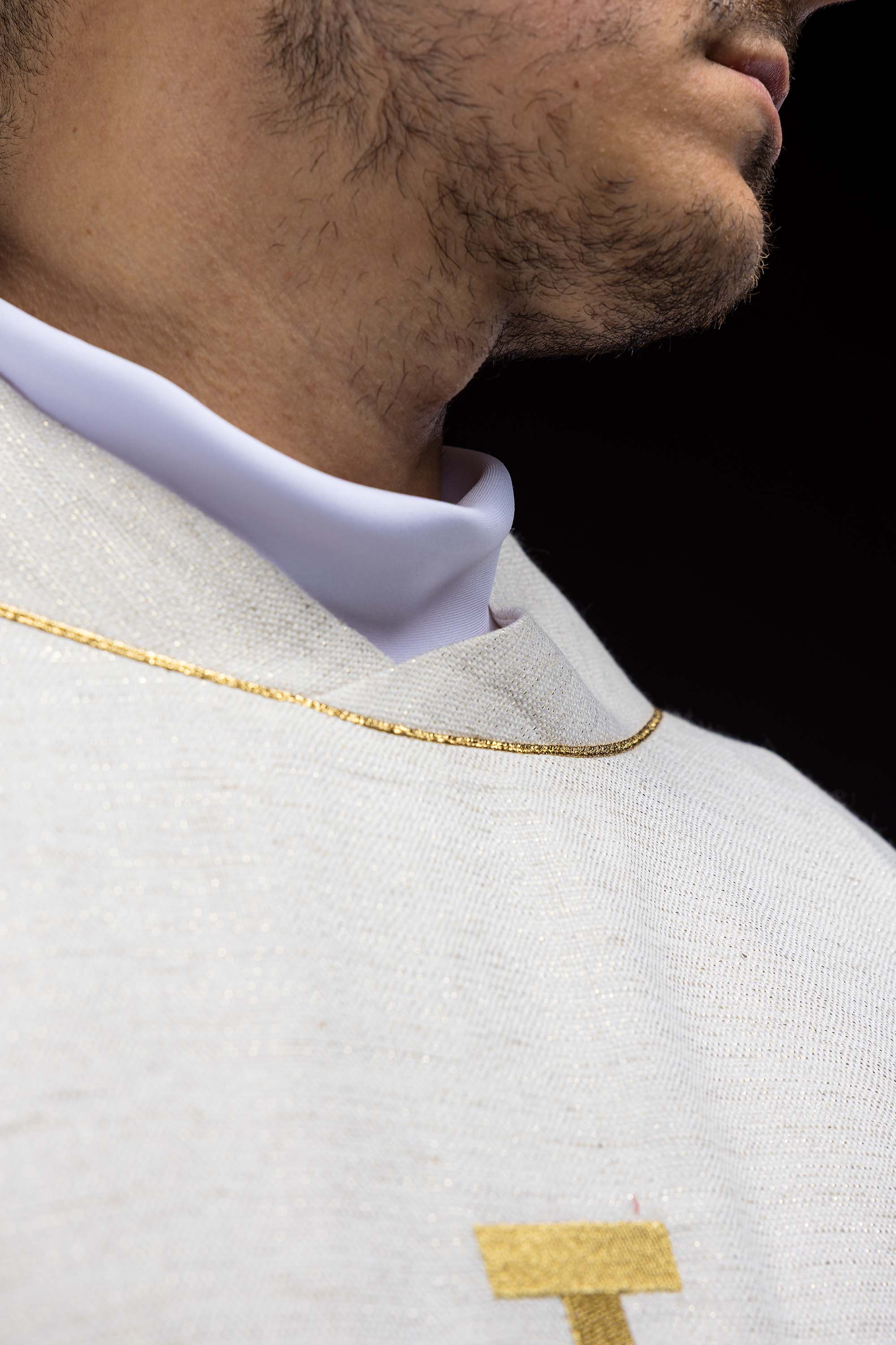 Crveni ornati s žakardnim pojasom u križeve